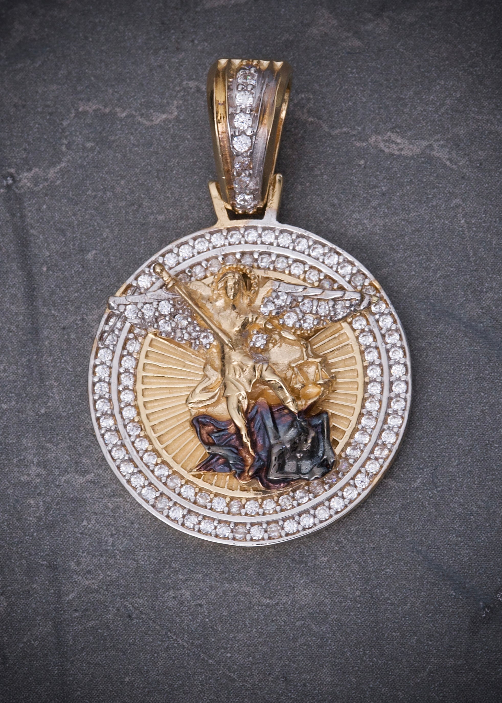 Dije medalla arcangel san miguel 8.85gr / Largo 3.5cm / Oro Amarillo Nac B