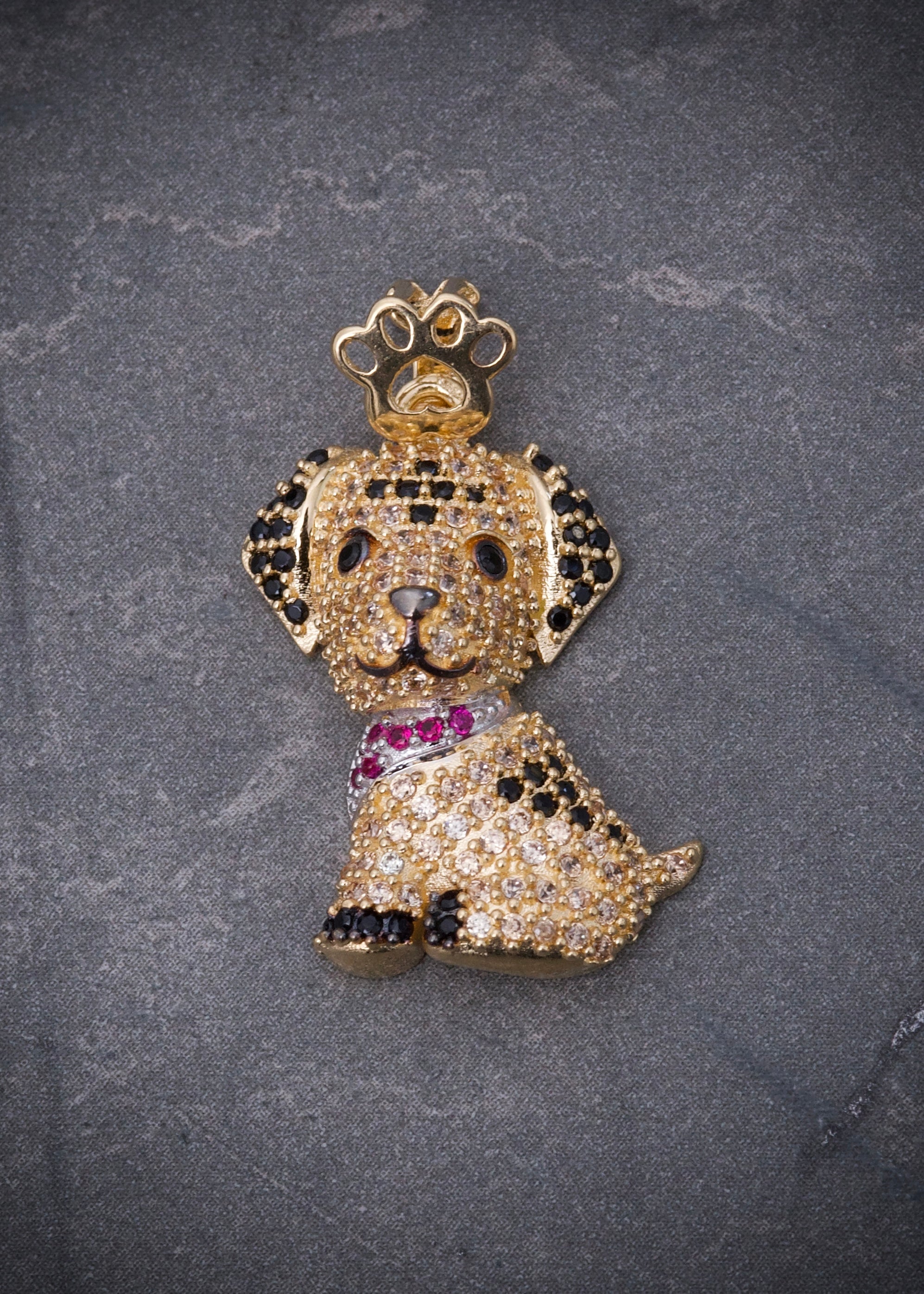 Dije perro con swarovski blanco y negro 3.7gr / Largo 2.8cm / Oro Amarillo Nac B