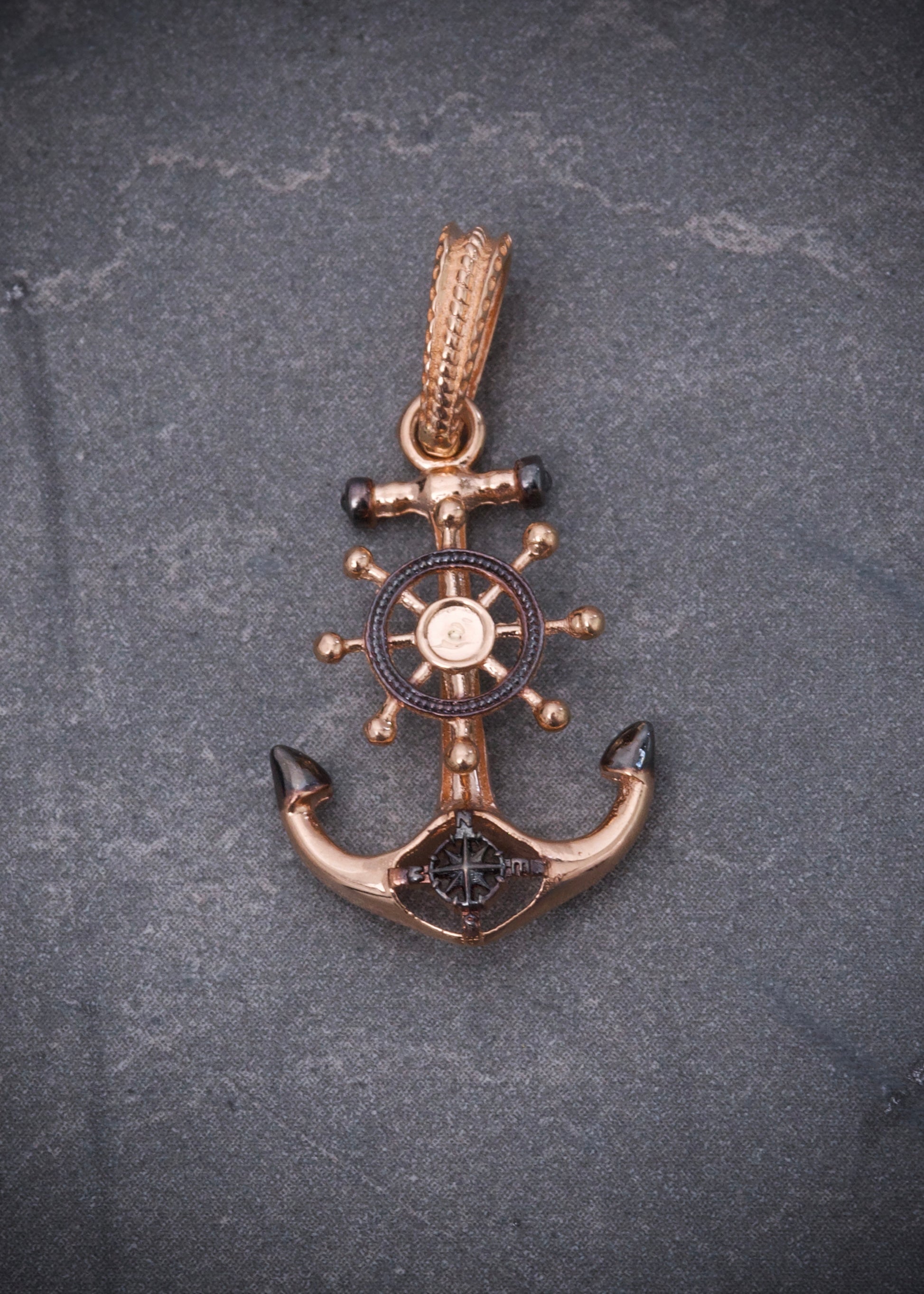 Dije ancla con timon 2.2gr / Largo 3cm / Oro Rosado Nac B