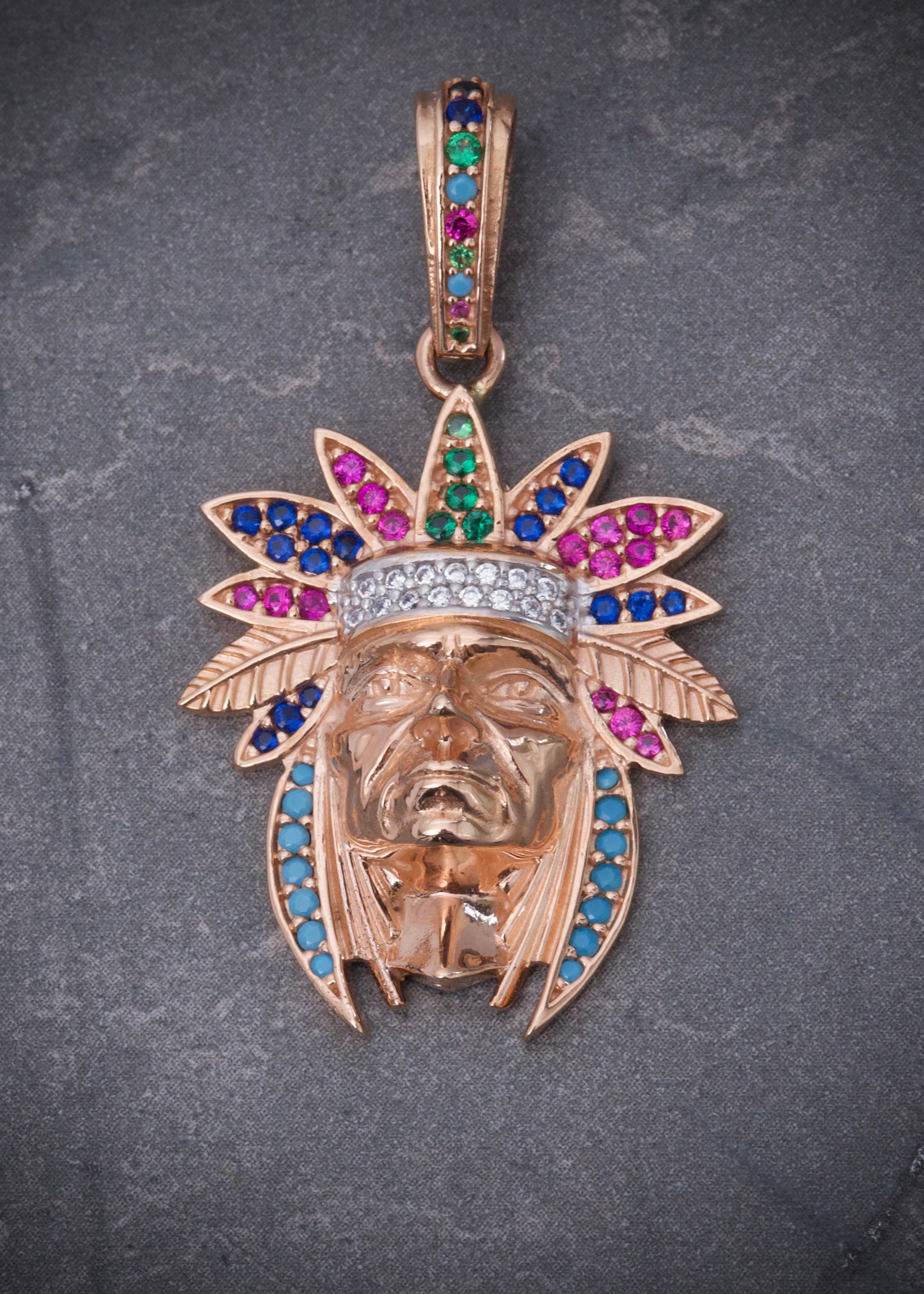 Dije indio con swarovski multicolor 5.4gr / Largo 3.9cm / Oro Rosado Nac P