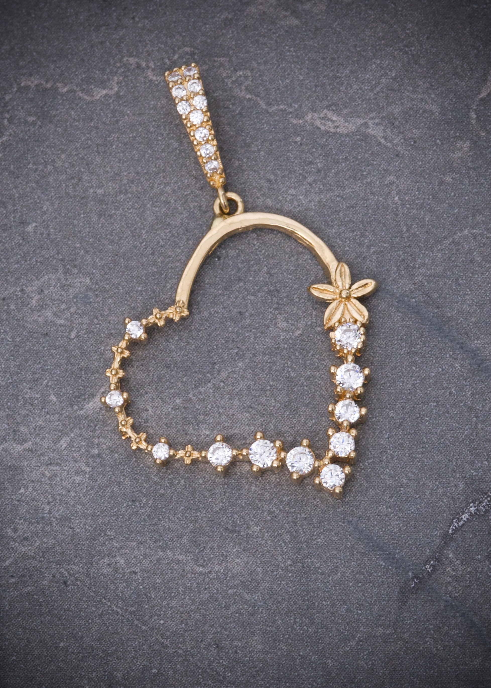 Dije corazon con swarovski blanco 2gr / Largo 3.3cm / Oro Amarillo Nac P