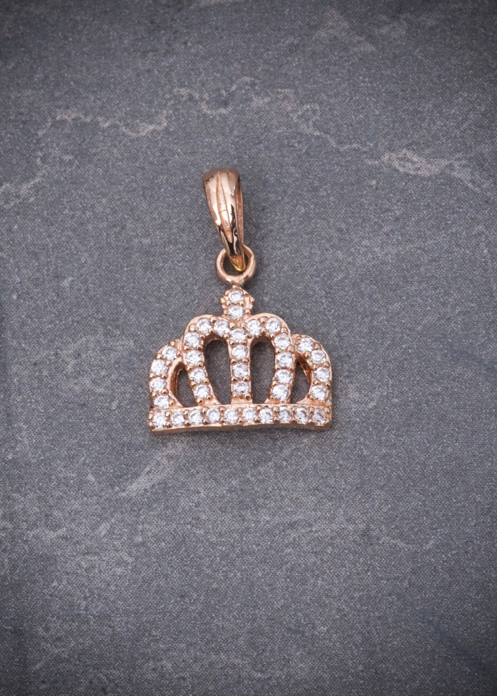 Dije corona con swarovski blanco 1.05gr / Largo 1.7cm / Oro Rosado Nac P