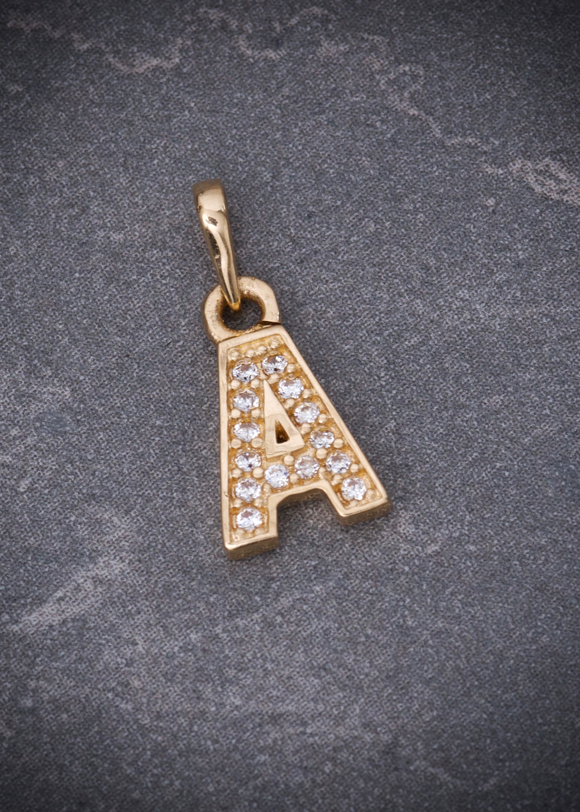 Dije letra A con swarovski blanco 0.75gr / Largo 1.5cm / Oro Amarillo Nac P