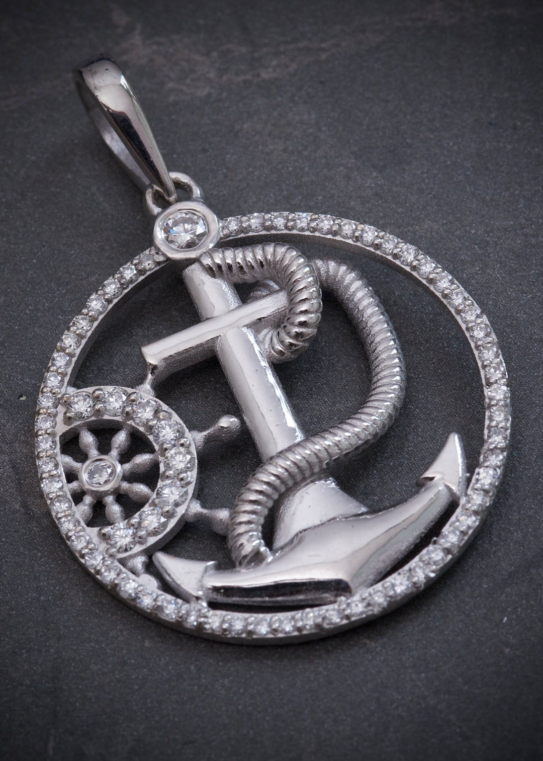Dije Ancla Y Timon Con Swarovski Blanco 10.8gr / Largo 4.4cm — Oro Blanco