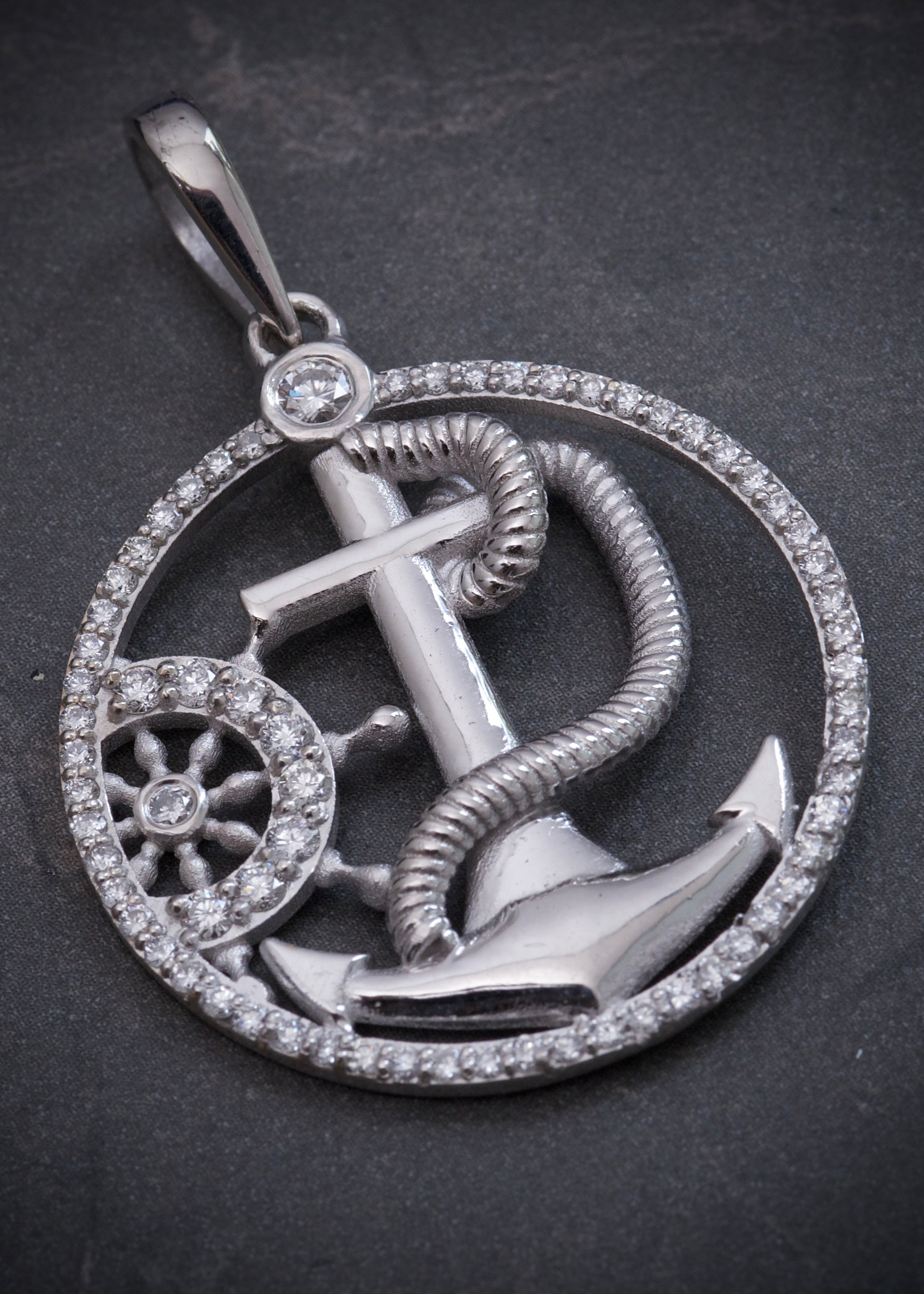 Dije Ancla Y Timon Con Swarovski Blanco 10.8gr / Largo 4.4cm / Oro Blanco Nac B