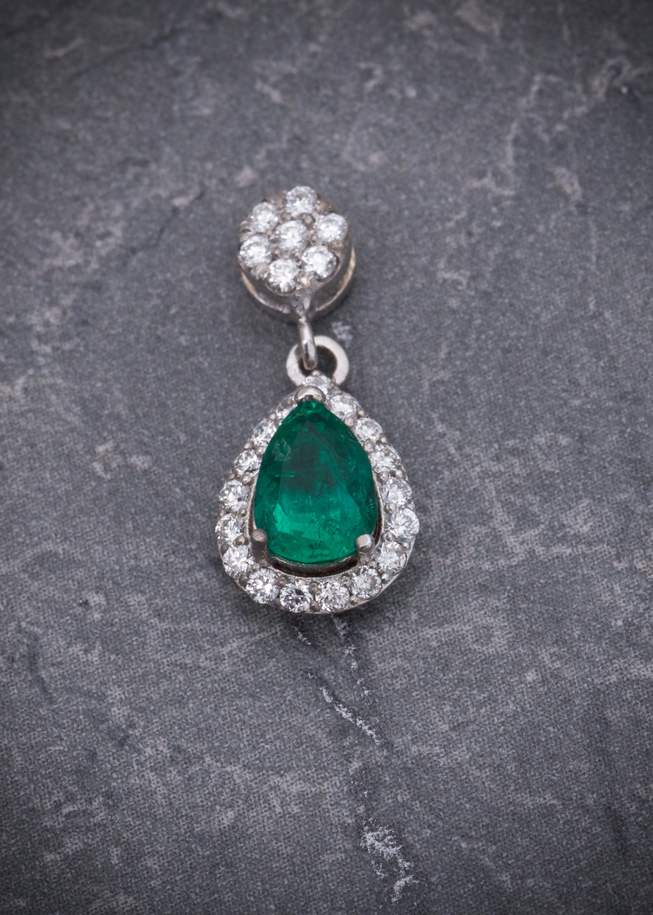 Dije con 20pts de diamantes y 60pts de esmeralda 1.05gr / Largo 1.7cm / Oro Blanco (Joya) M