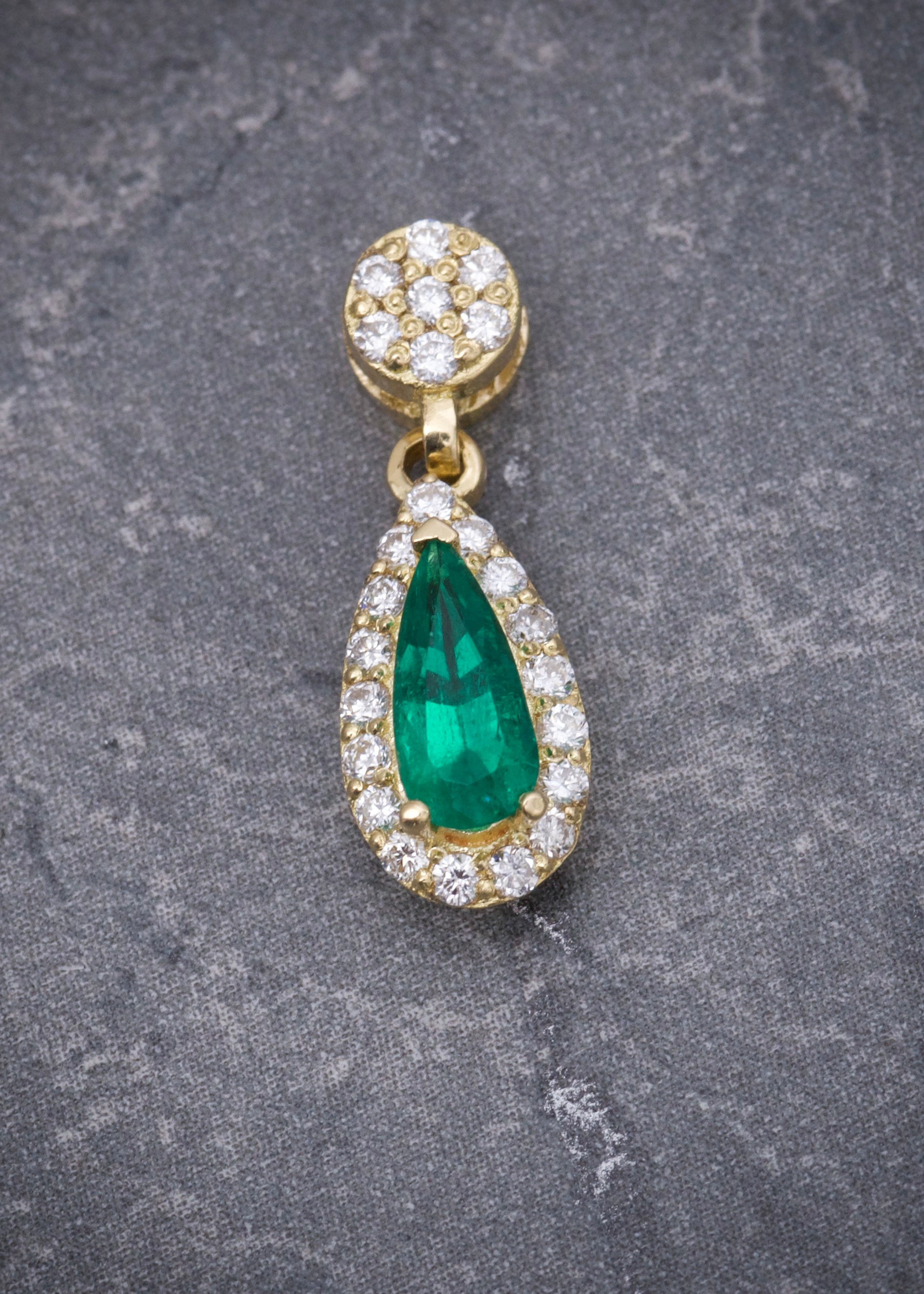 Dije con 20pts de diamantes y 35pts de esmeralda 1.2gr / Largo 1.7cm / Oro Amarillo (Joya) B