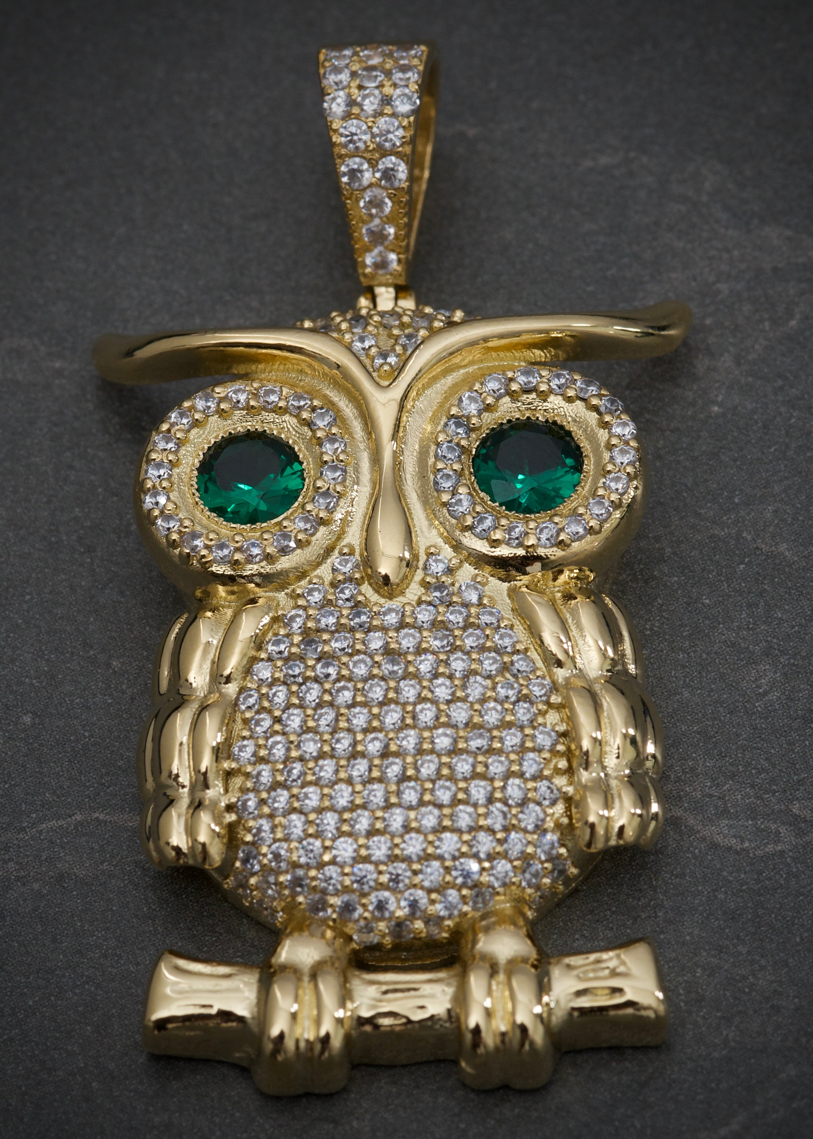 Dije de buho con swarovski verde y blanco 23.5gr / Largo 5.3cm / Oro Amarillo Nac M