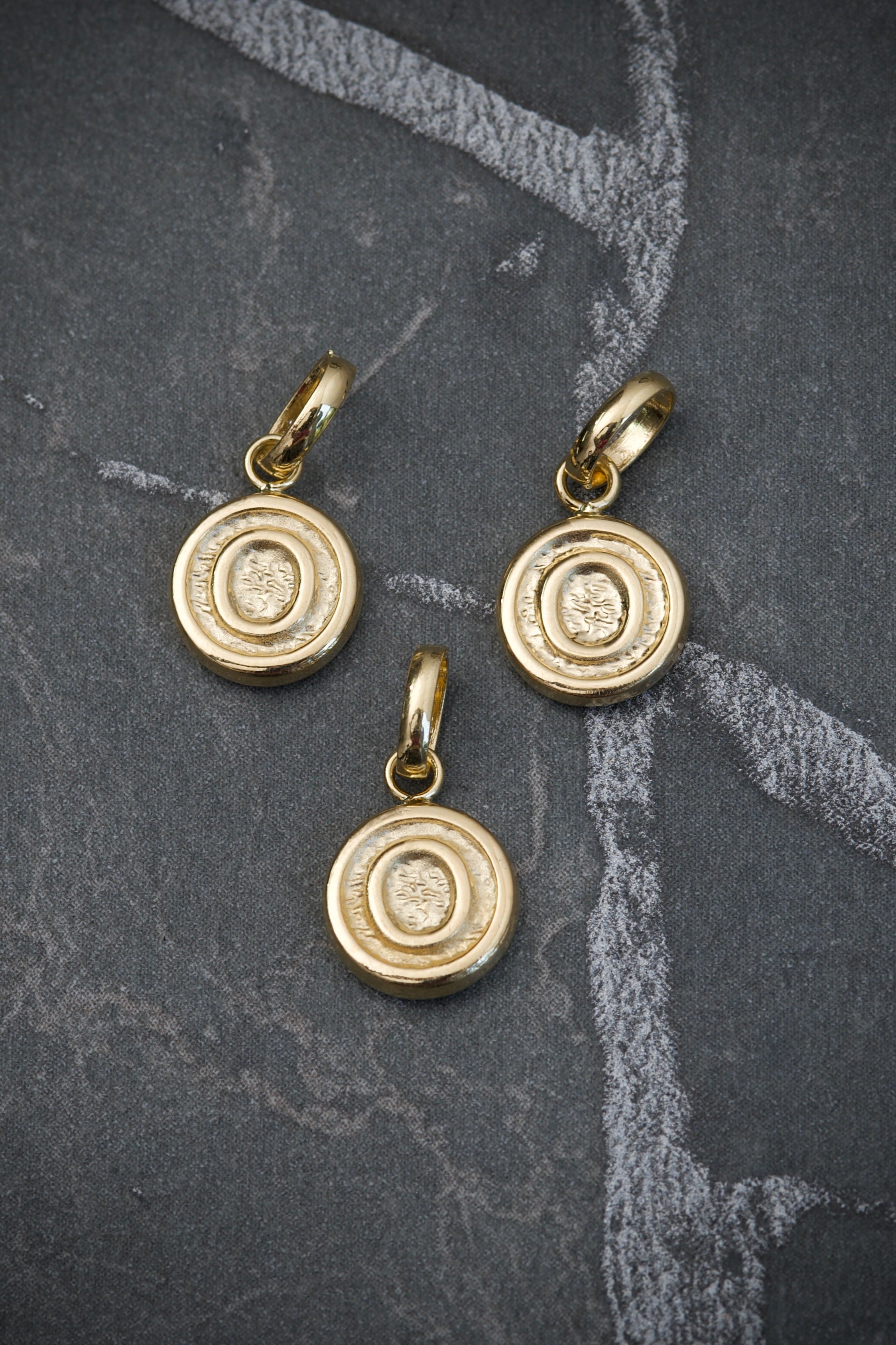 Dije MEdalla De LEtra O 0.35gr / Largo 1.4cm / Oro Amarillo Nac B