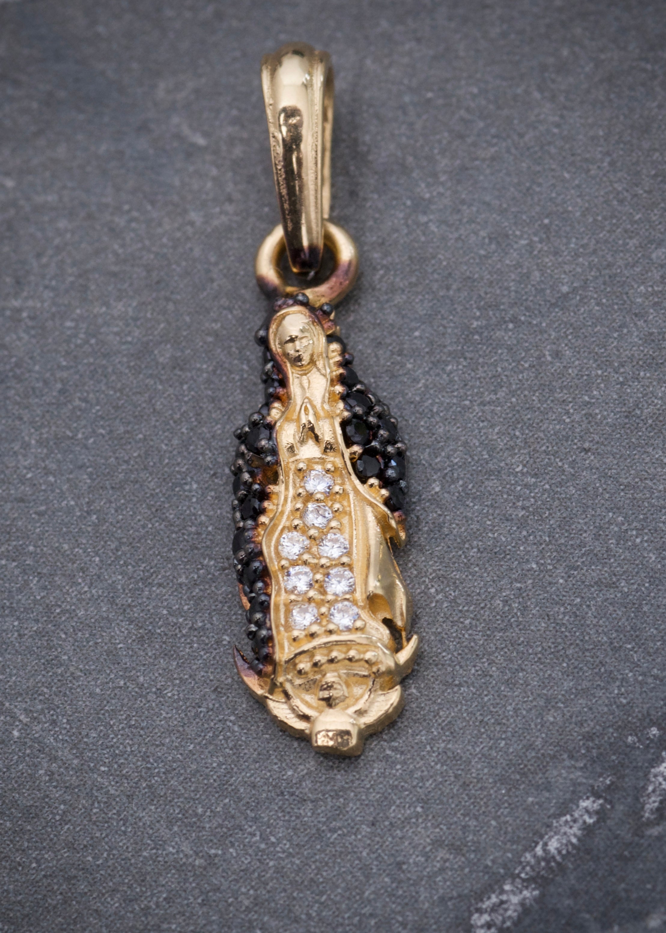 Dije virgen de guadalupe con swarovski negro 1.35gr / Largo 2.4cm / Oro Amarillo Nac M