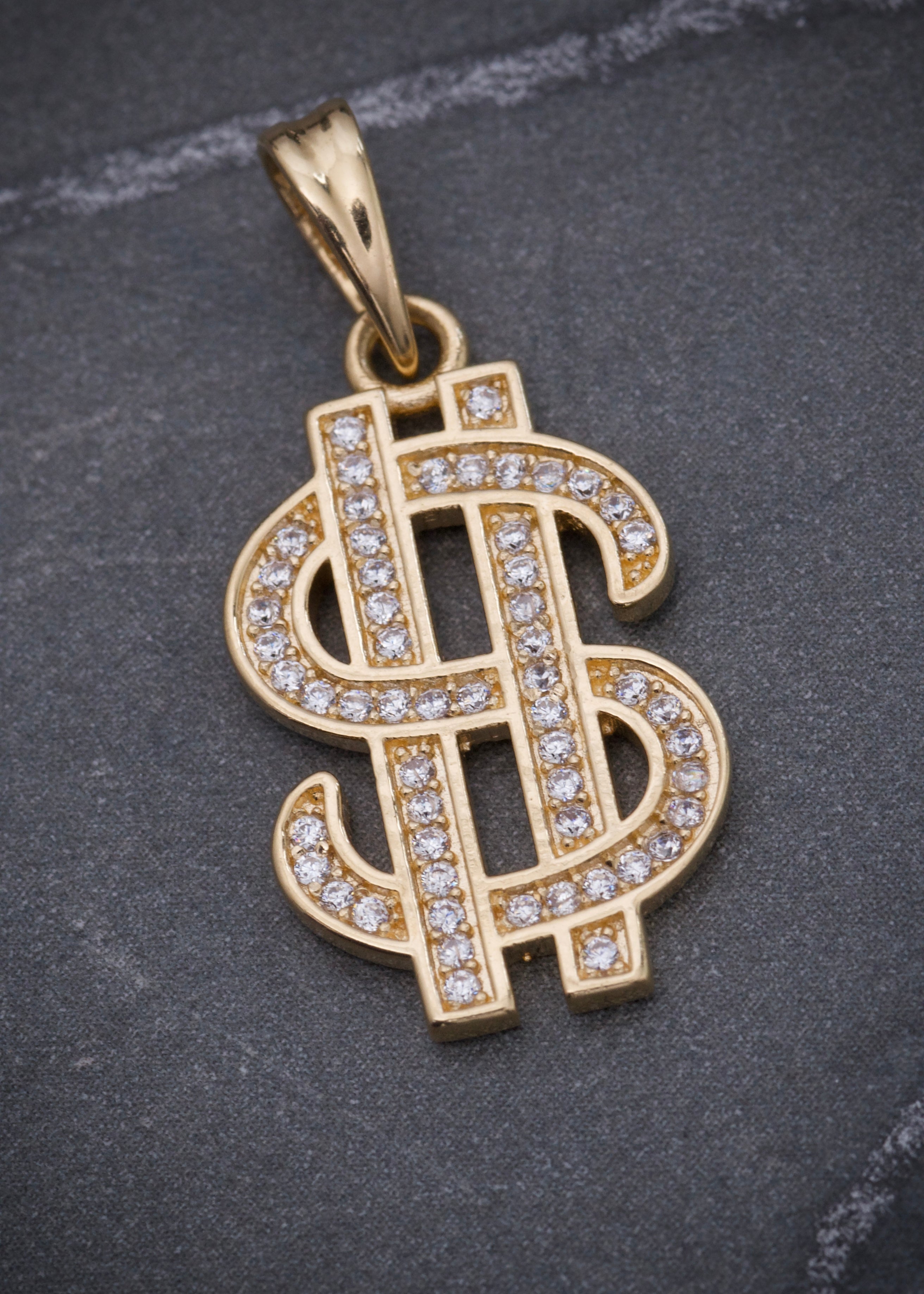 Dije signo peso con swarovski blanco 3.2gr / Largo 2.7cm / Oro Amarillo Nac B