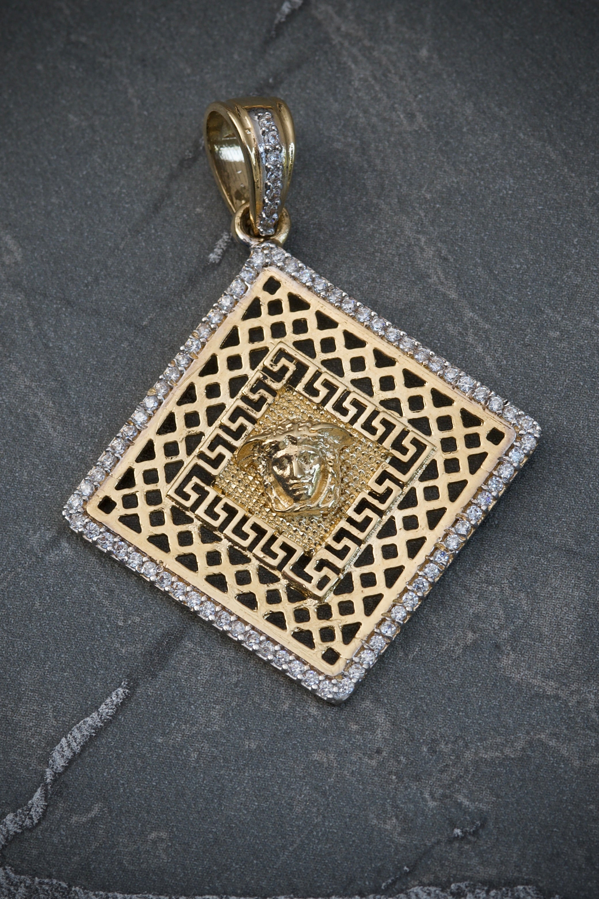 Dije de medusa con swarovski blanco 5.25gr / 4cm / Oro Amarillo Nac B