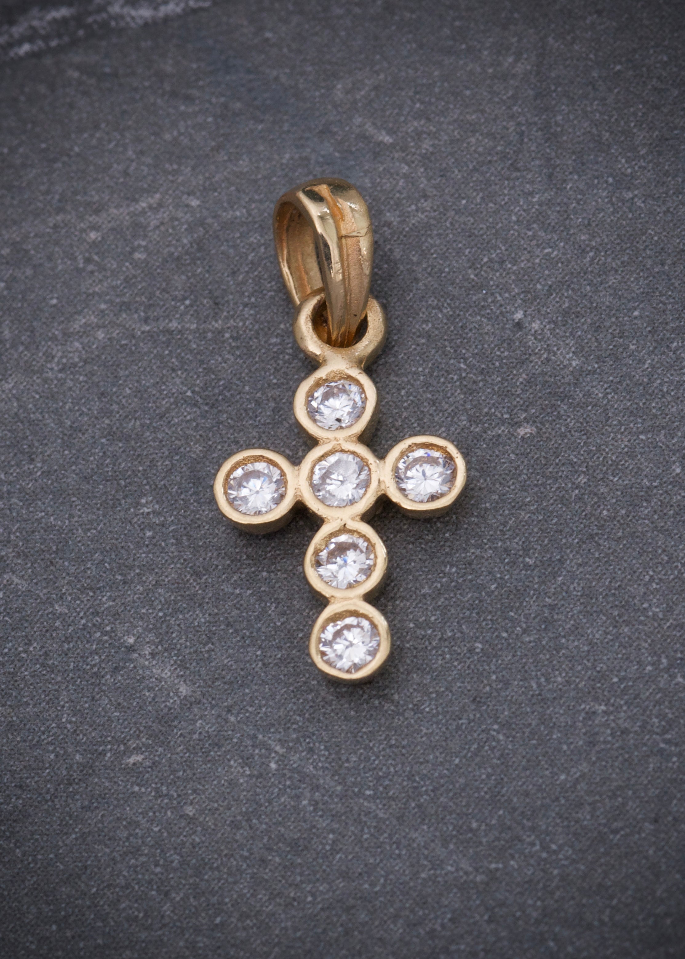 Dije cruz con swarovski blanco 0.8gr / Largo 1.7 cm / Oro Amarillo Nac P