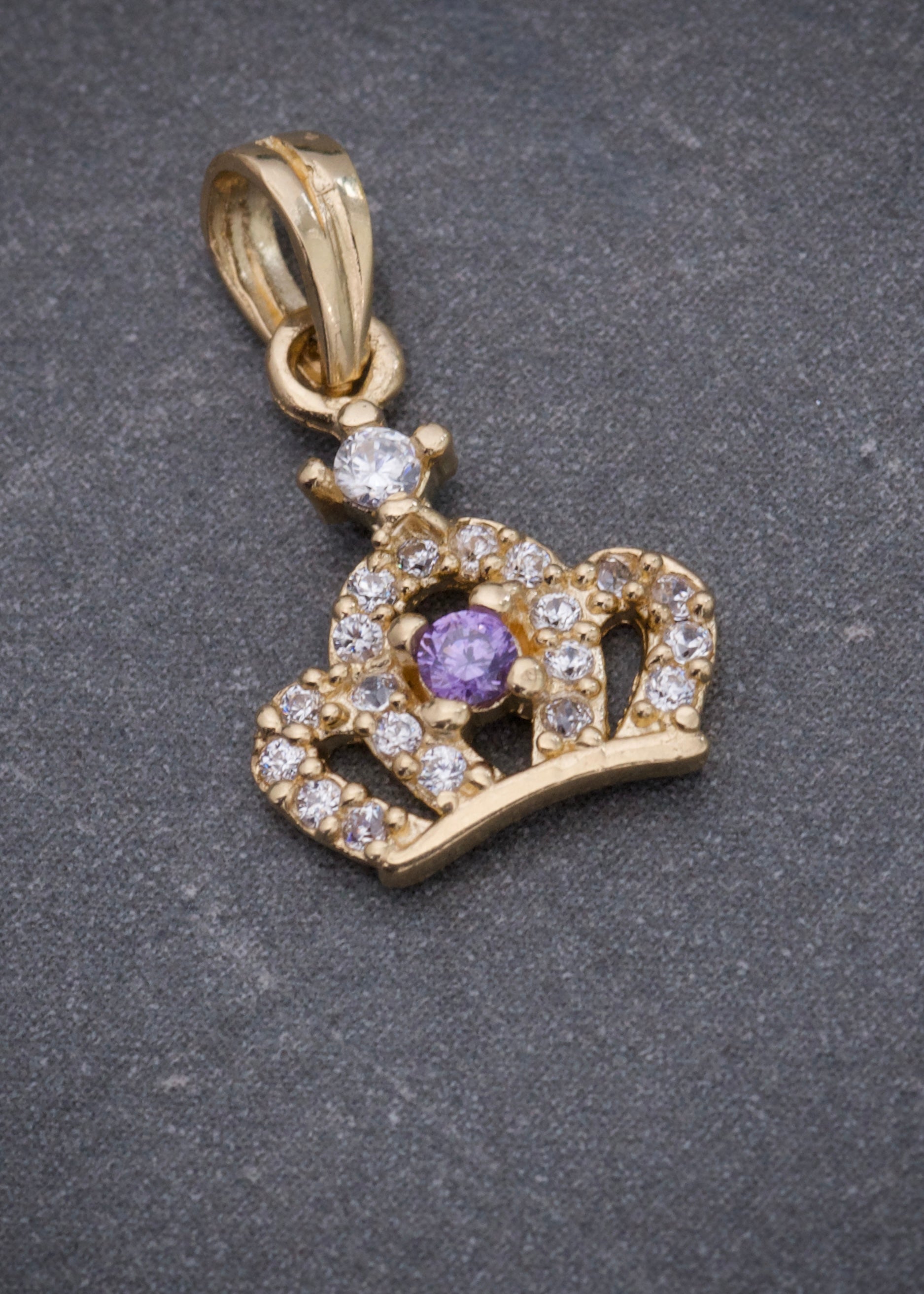 Dije corona con swarovski morado y blanco 0.75gr / Largo 1.5cm / Oro Amarillo Nac B