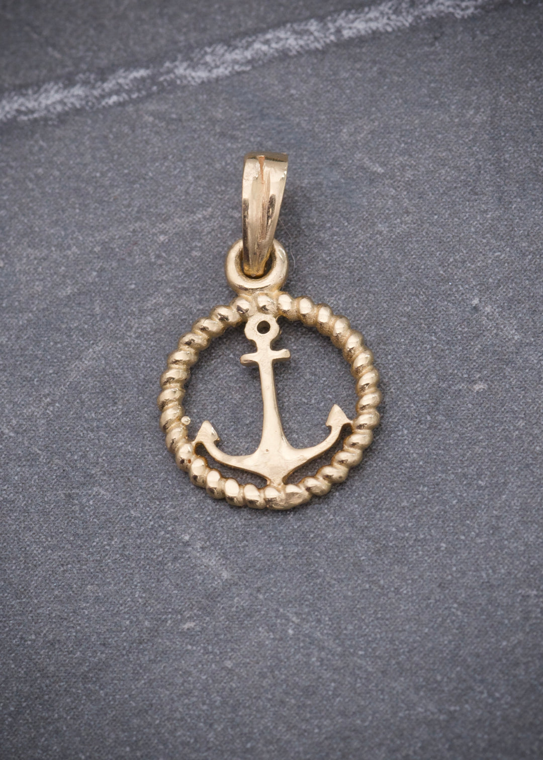 Dije ancla 0.6gr / Largo 1.6cm — Oro Amarillo