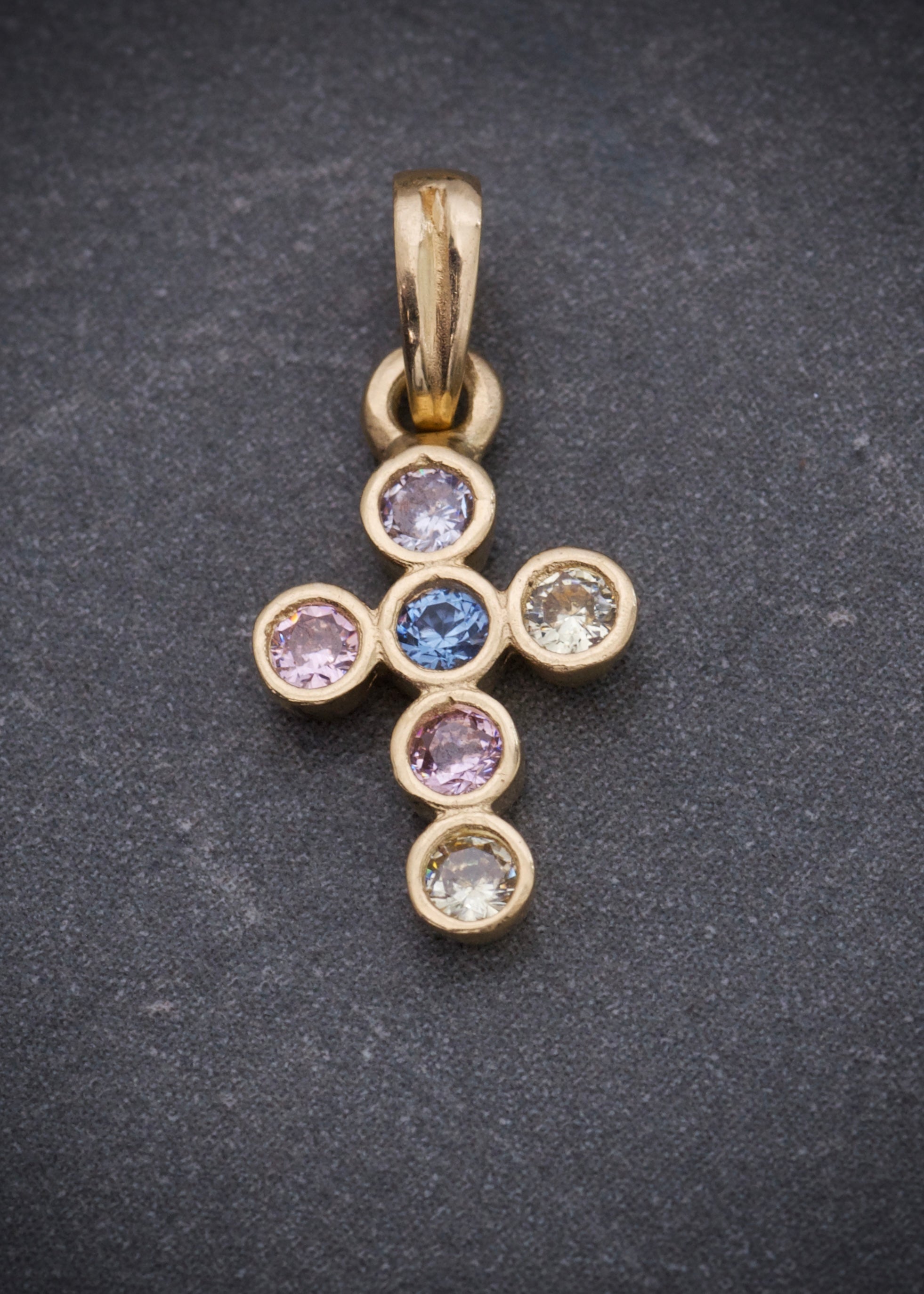 Dije cruz con swarovski azul y rosado 0.75gr / Largo 1.7cm / Oro Amarillo Nac B