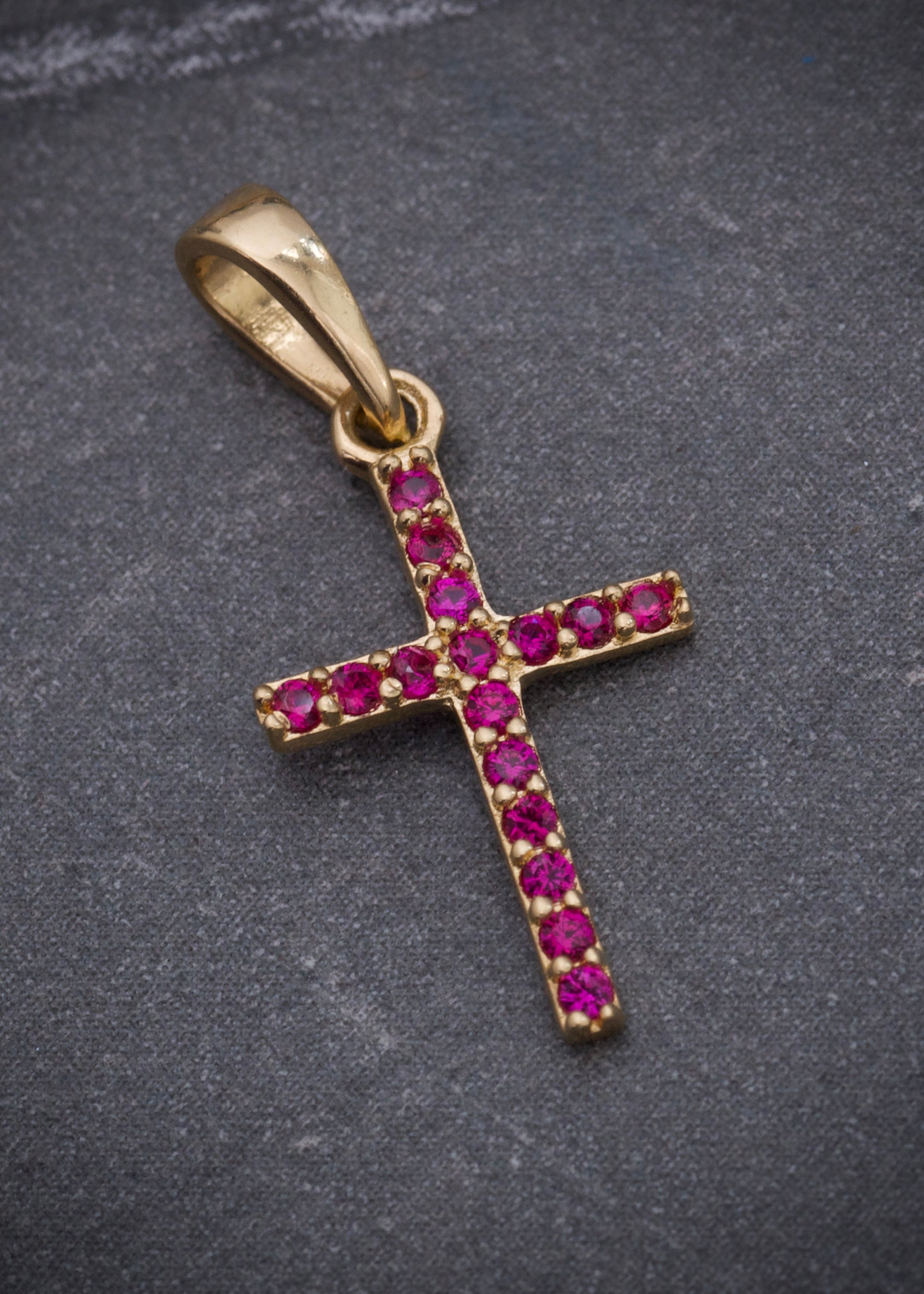 Dije cruz con swarovski fucsia 0.6gr / Largo 2 cm / Oro Amarillo Nac P