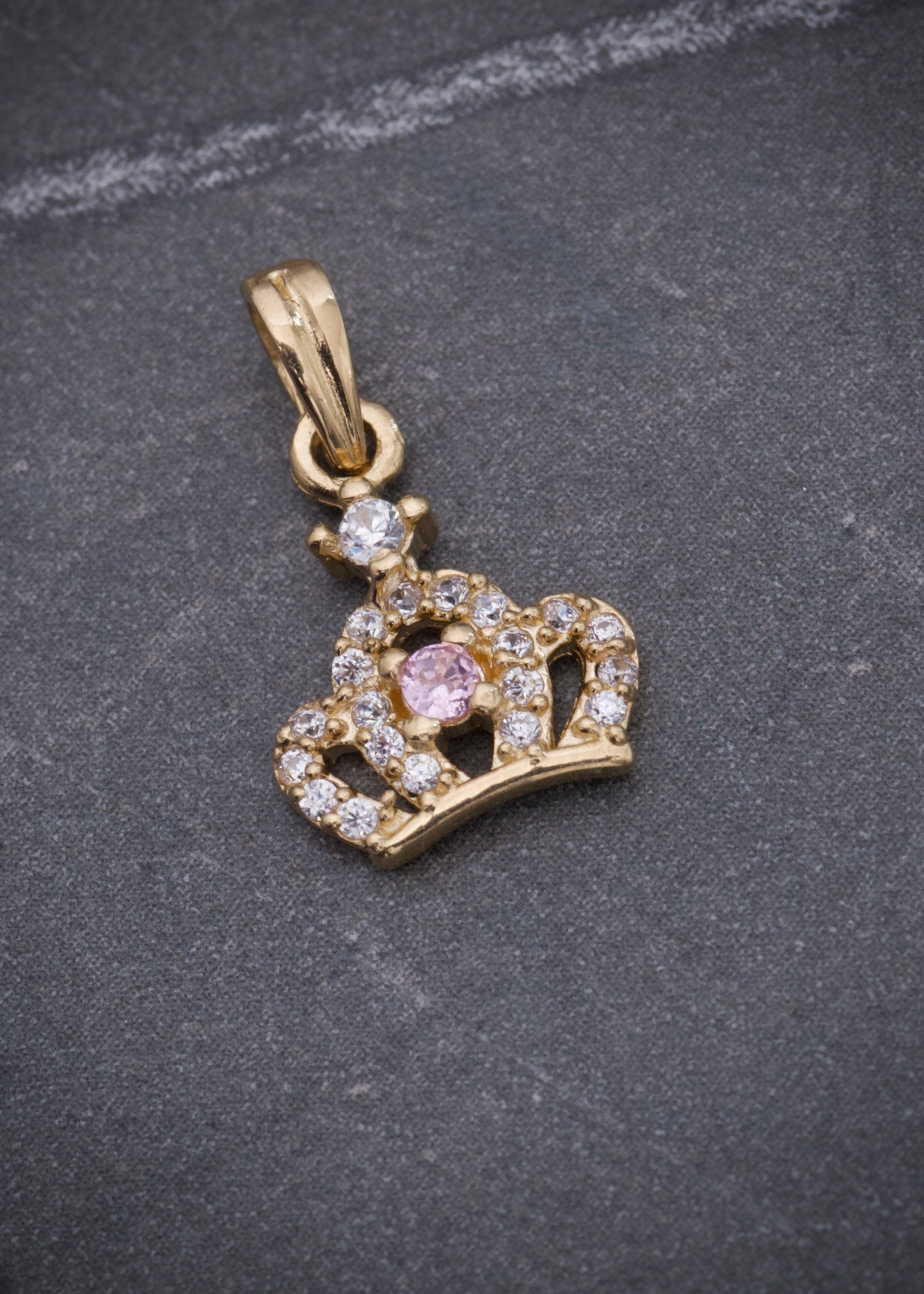 Dije corona con swarovski rosado y blanco 0.8gr / Largo 1.5cm / Oro Amarillo Nac B
