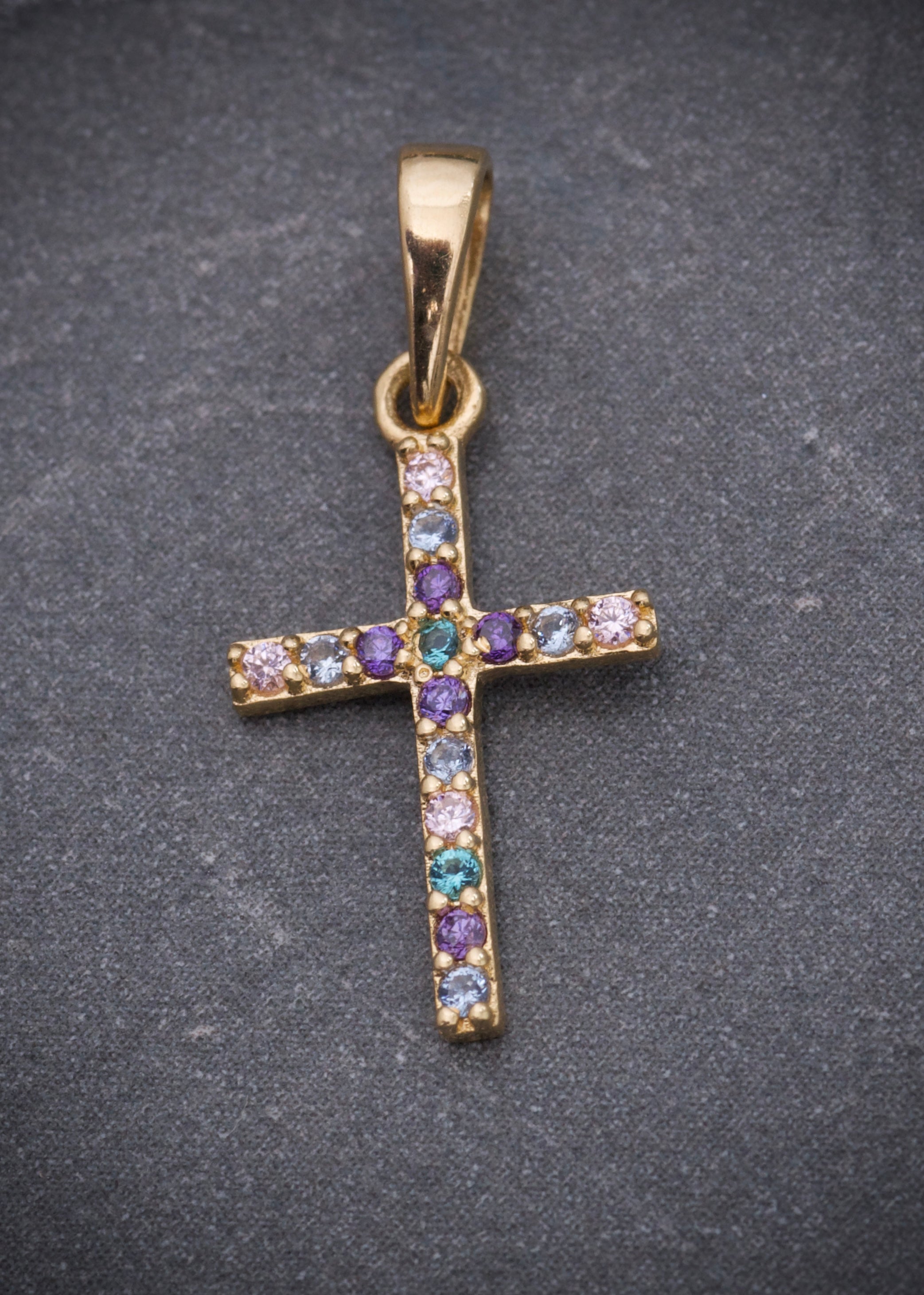 Dije cruz con swarovski verde y morado 0.6gr / Largo 2.1cm / Oro Amarillo Nac B