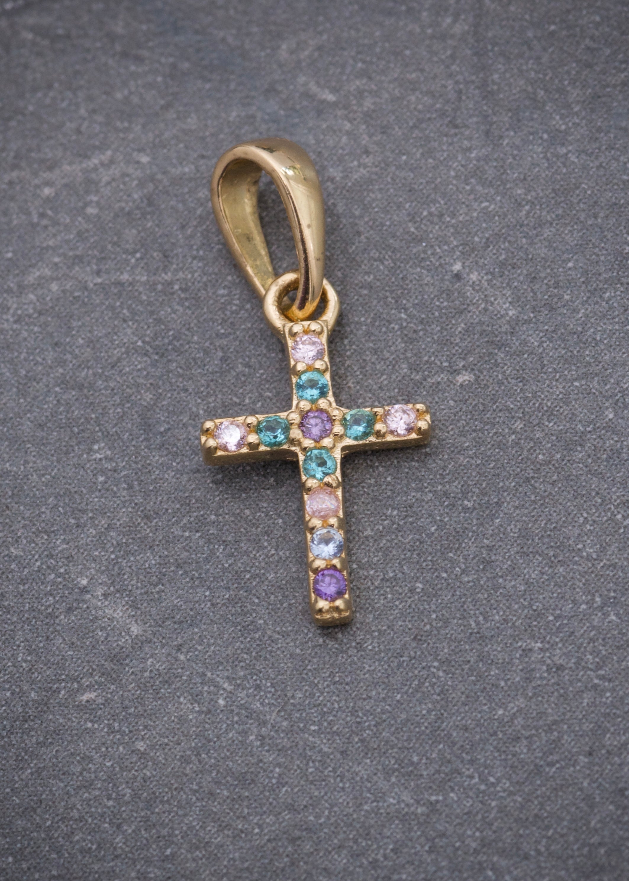 Dije cruz con swarovski morado y verde 0.6gr / Largo 1.7cm / Oro Amarillo Nac B