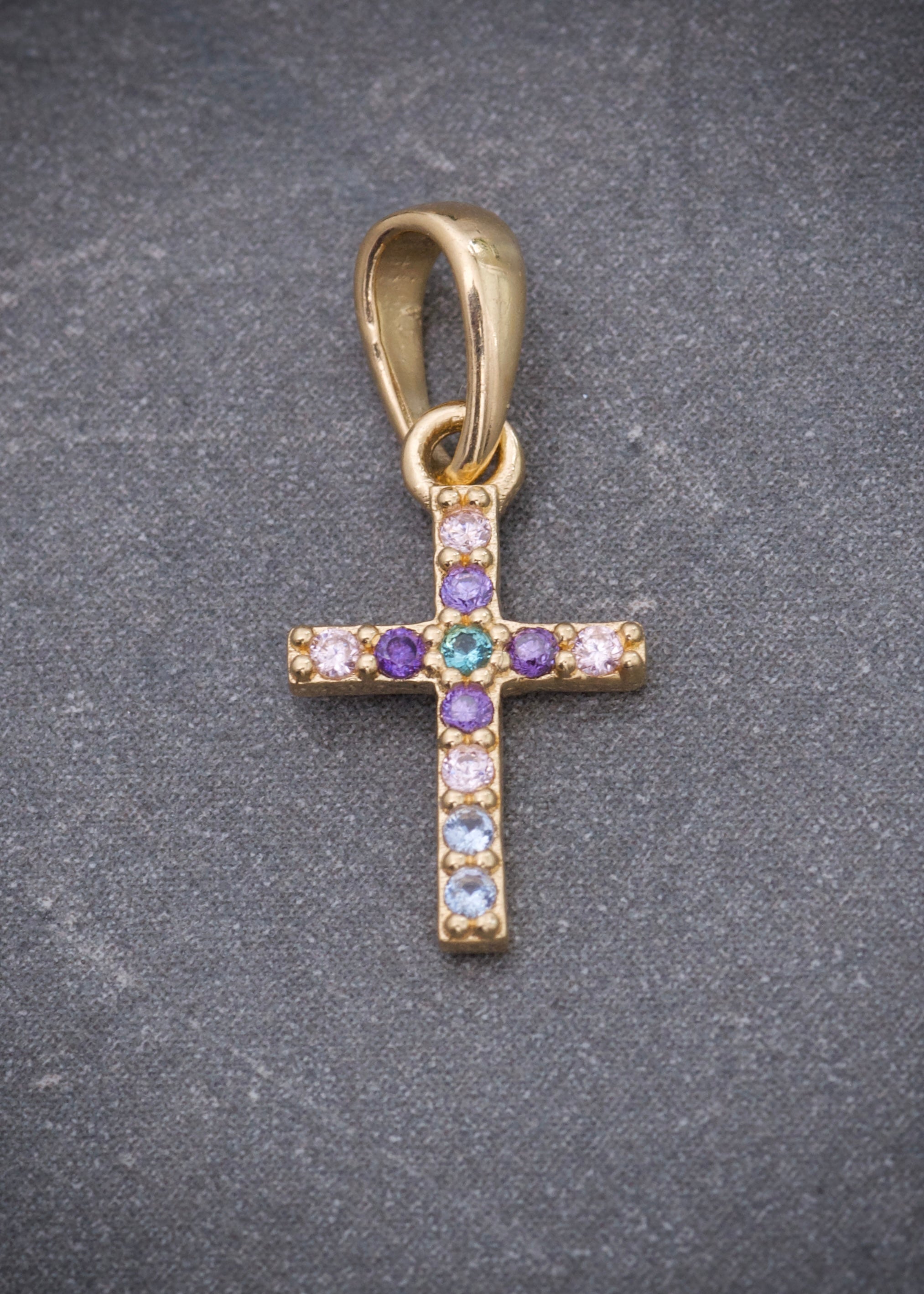 Dije cruz con swarovski verde y morado 0.6gr / Largo 1.7cm / Oro Amarillo Nac B