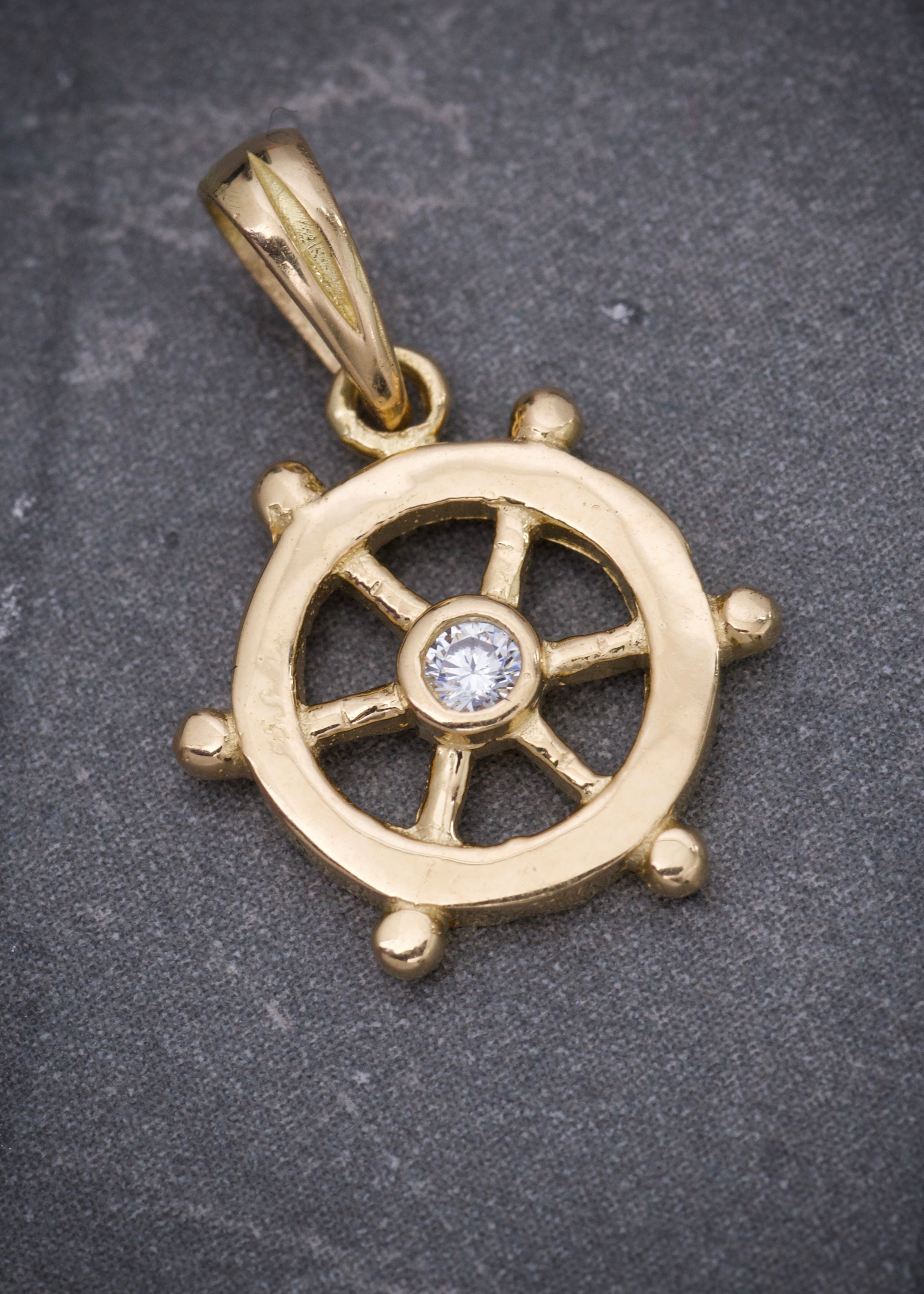 Dije timon con swarovski blanco 1.1gr / Largo 1.8cm / Oro Amarillo Nac M