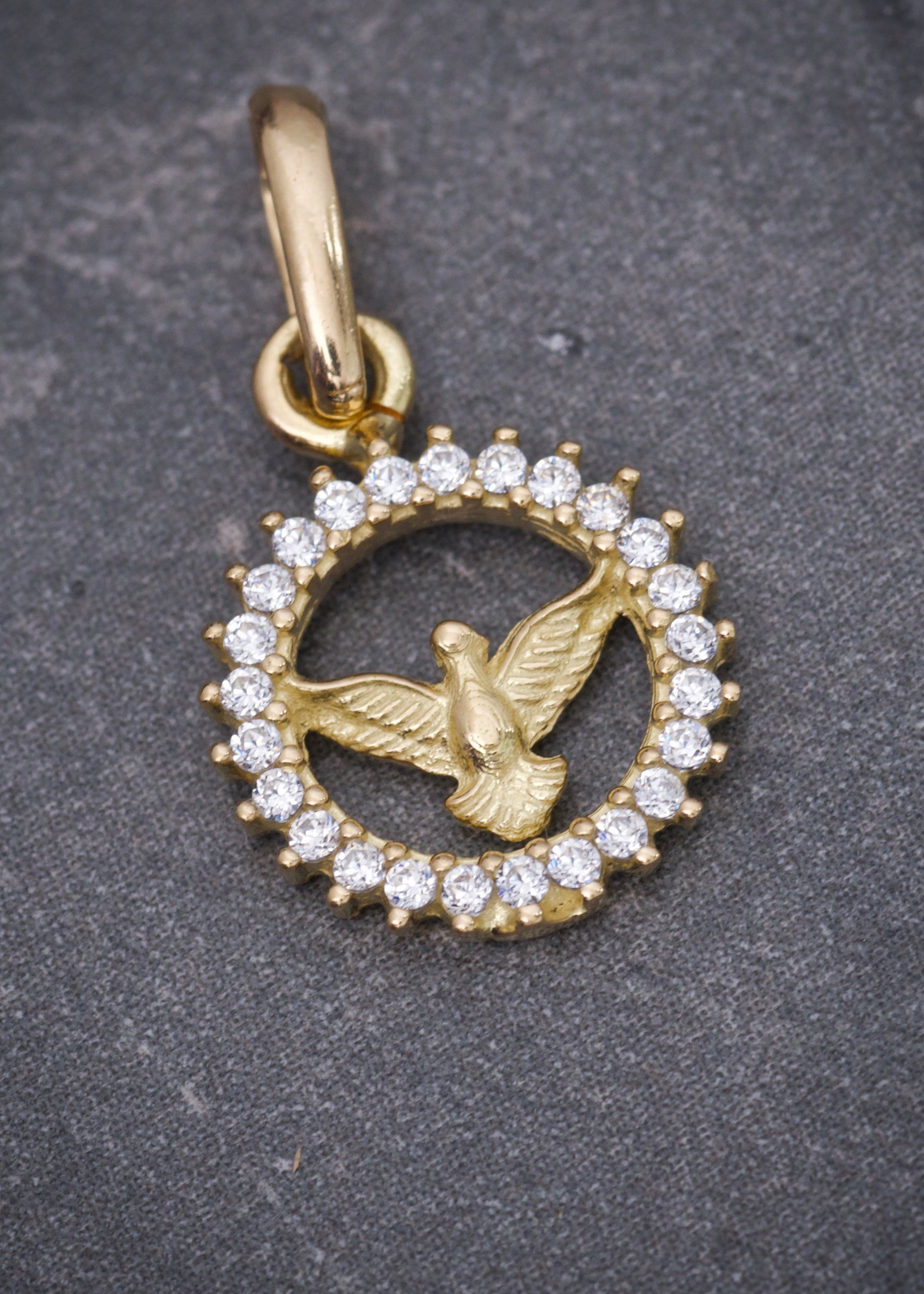 Dije espiritu santo con swarovski blanco 0.85gr / Largo 1.7cm / Oro Amarillo Nac M