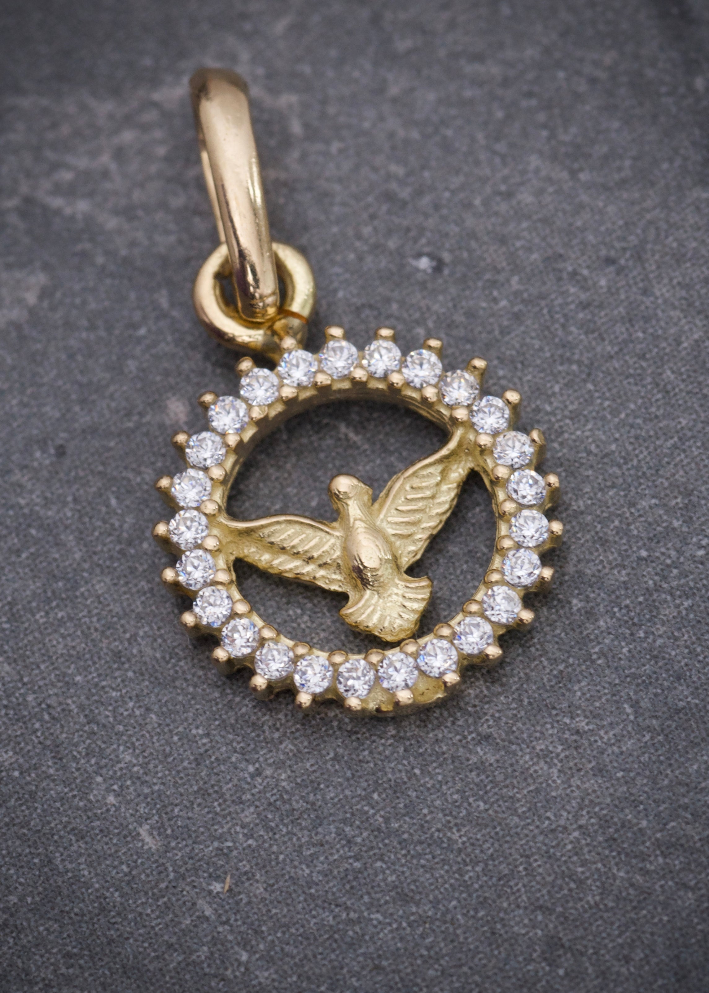 Dije espiritu santo con swarovski blanco 0.9gr / Largo 1.8cm / Oro Amarillo Nac P