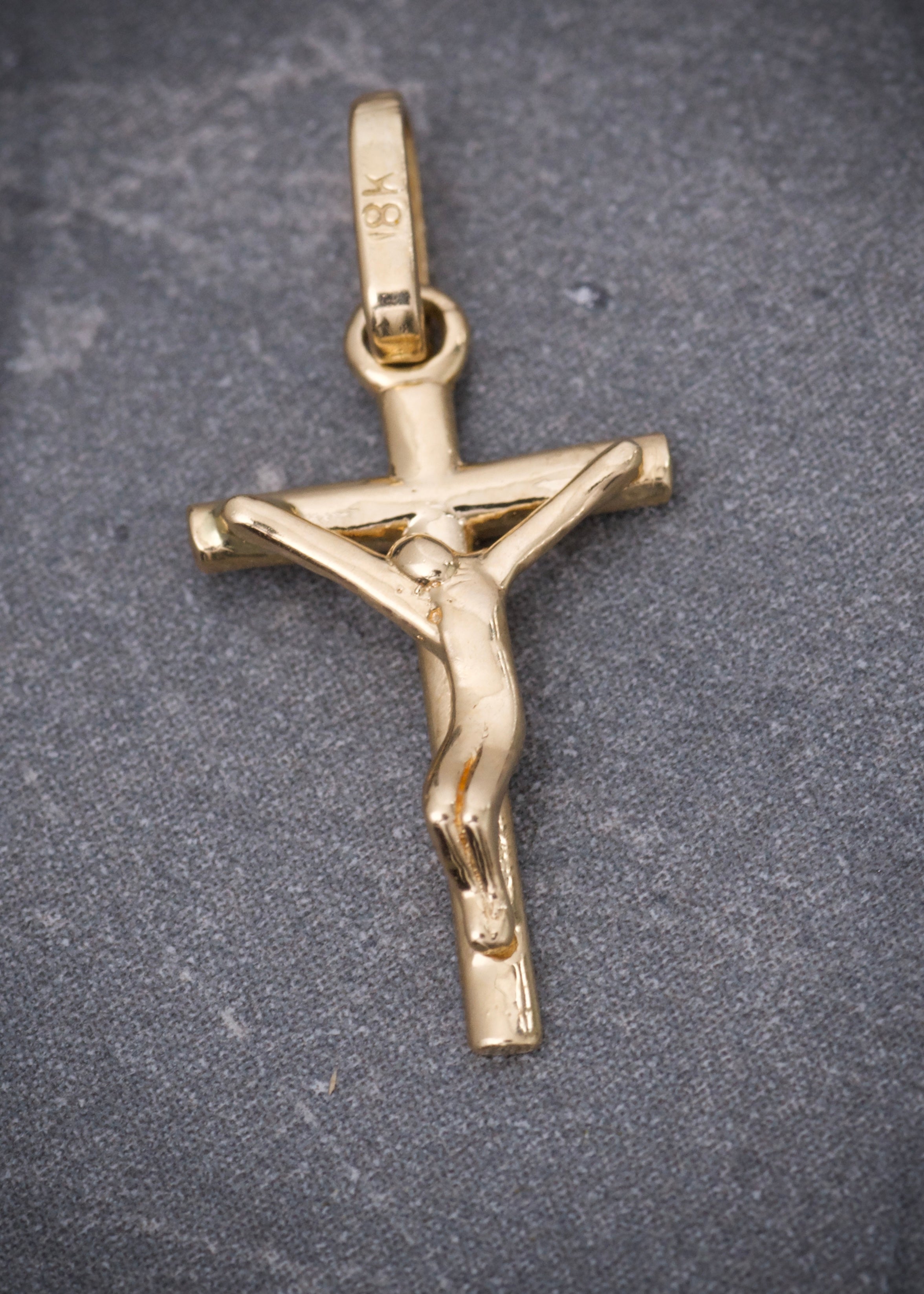 Dije cruz con cristo 0.7gr / Largo 2cm / Oro Amarillo Nac*