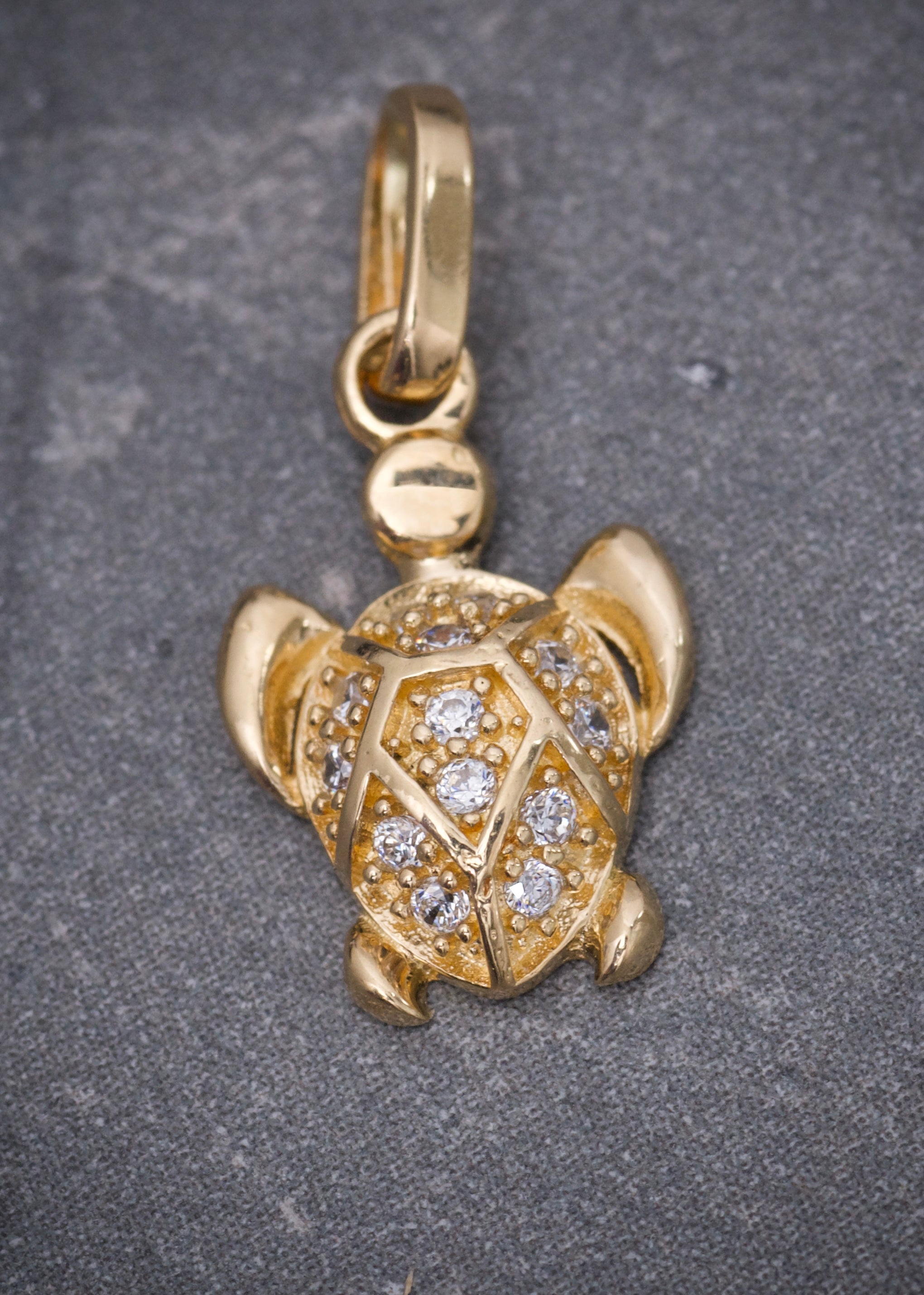 Dije tortuga con swarovski blanco 0.8gr / Largo 1.6cm / Oro Amarillo Nac M