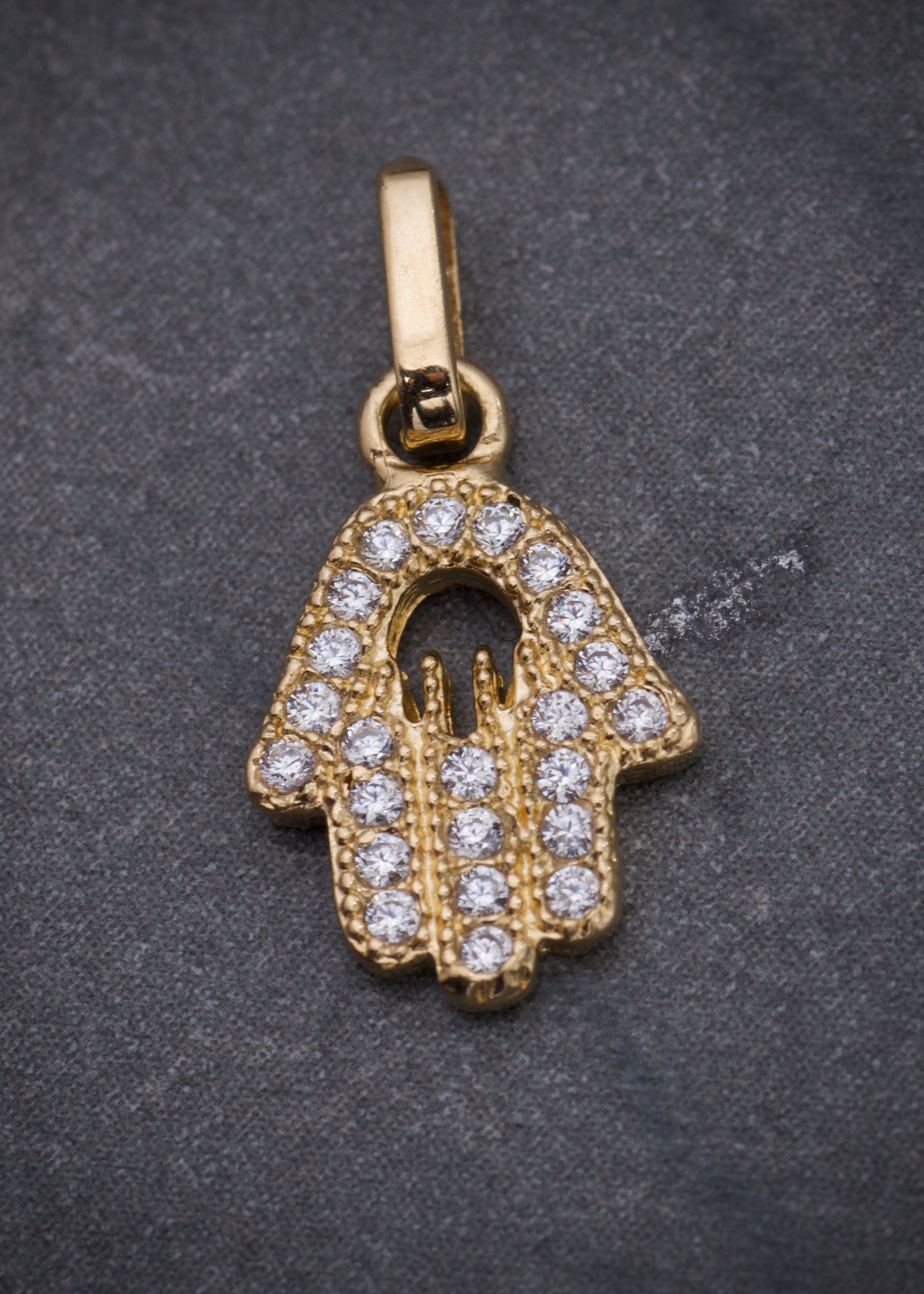 Dije mano hs con swarovski blanco 0.8gr / Largo 1.6cm / Oro Amarillo Nac M