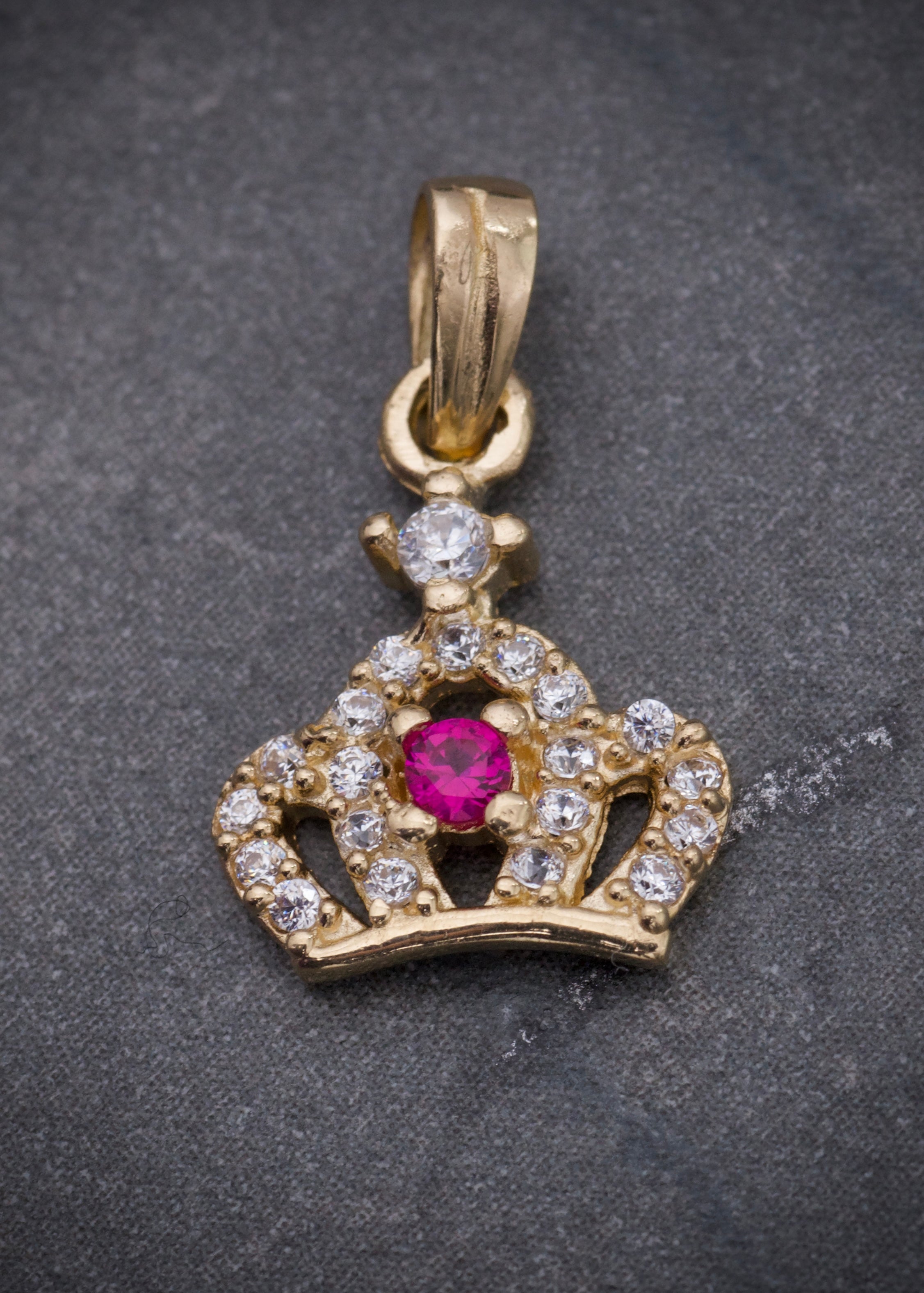 Dije corona con swarovski fucsia y blanco 0.8gr / Largo 1.7cm / Oro Amarillo Nac P