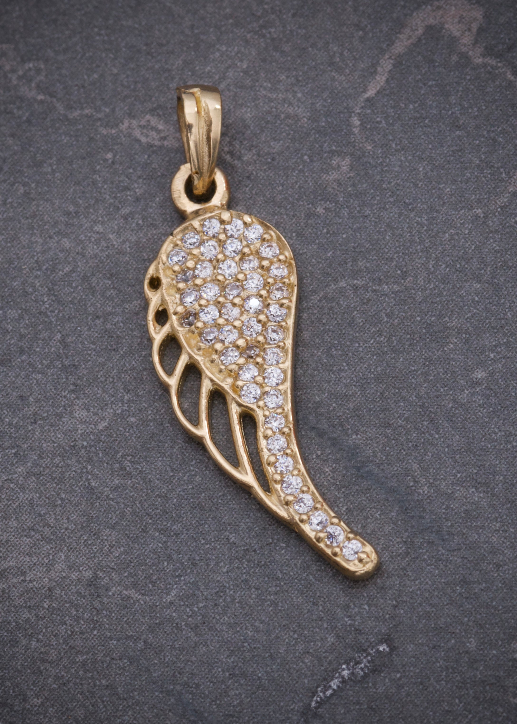 Dije ala con swarovski blanco 1.6gr / Largo 2.7cm / Oro Amarillo Nac P