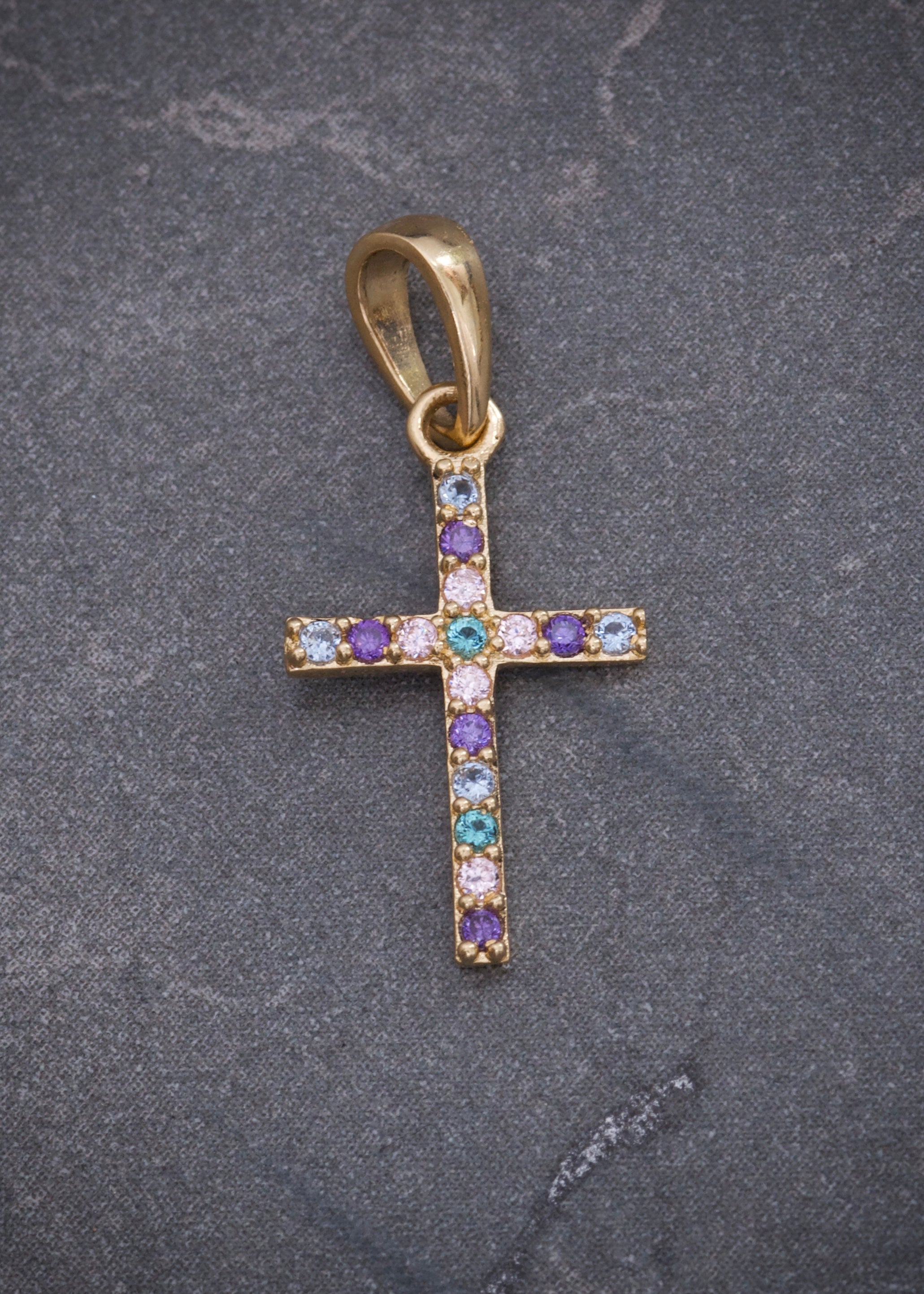 Dije cruz con swarovski verde y rosado 0.6gr / Largo 2 cm / Oro Amarillo Nac P