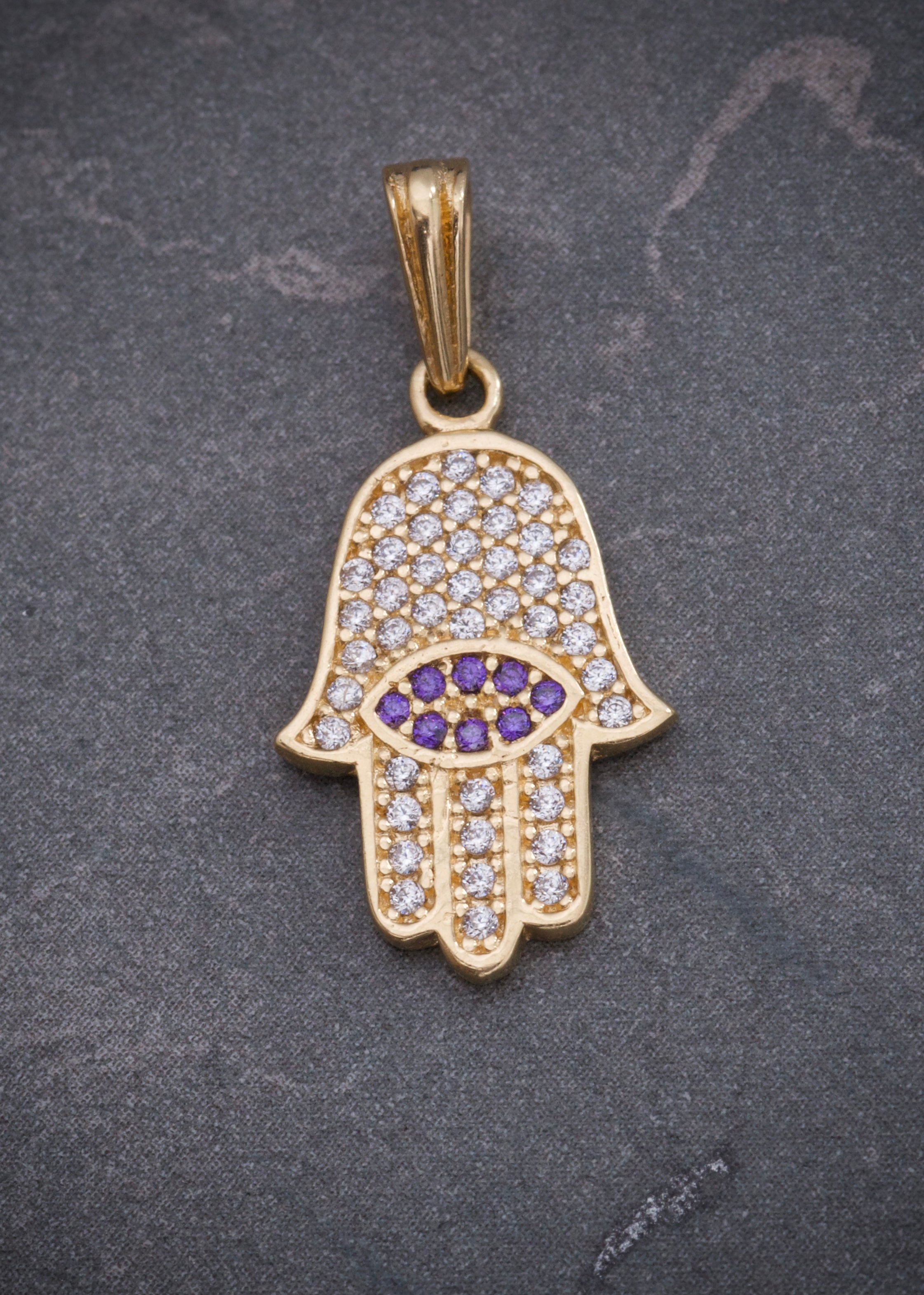 Dije mano hs con swarovski morado y blanco 1.7gr / Largo 2.4cm / Oro Amarillo Nac P