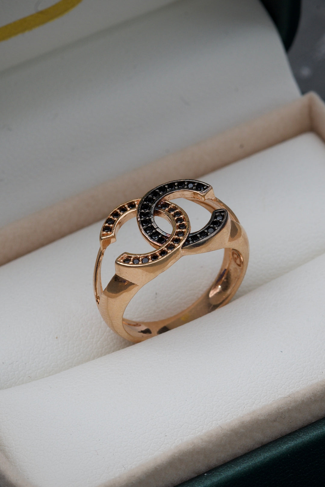 Anillo ch con swarovski negro 4gr / Talla 6 1/2 Oro Rosado — Oro Rosado
