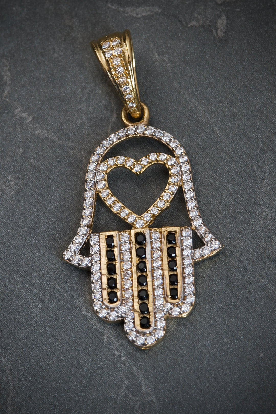 Dije mano hamsa con corazon y swarovski blanco y negro 4.75gr / Largo 4cm — Oro Amarillo