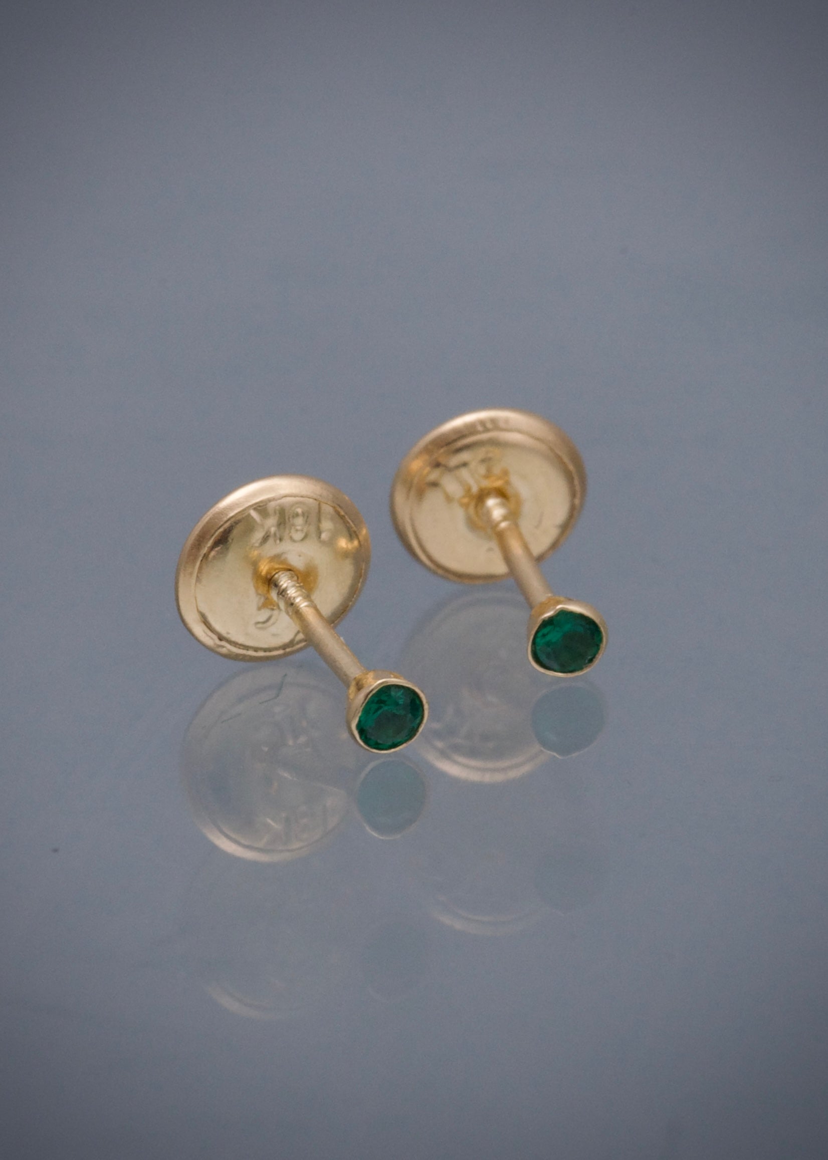 Topos circulo con swarovski verde 0.4gr / Largo 0.23cm / Oro Amarillo Nac B