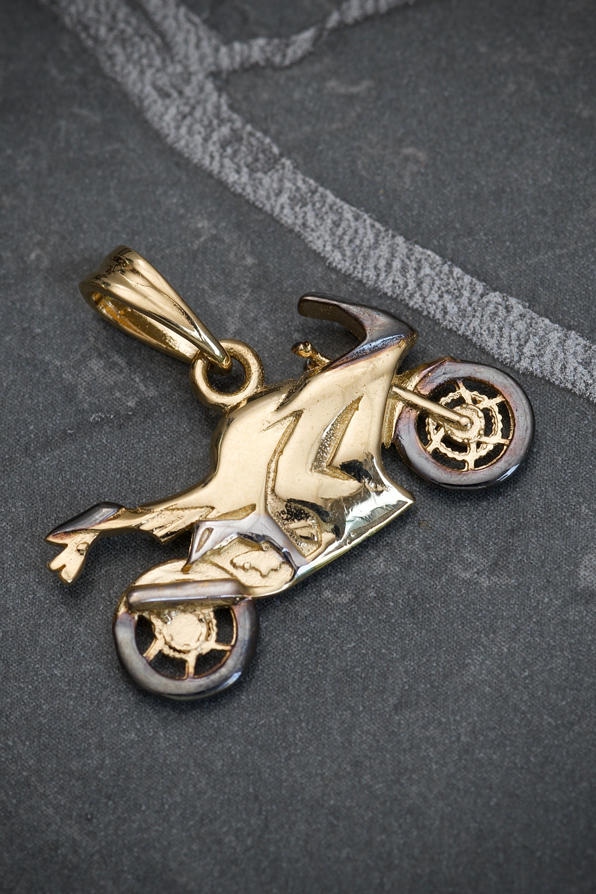 Dije De Moto Deportiva 3.5gr / Largo 2.0cm / Oro Amarillo Nac M