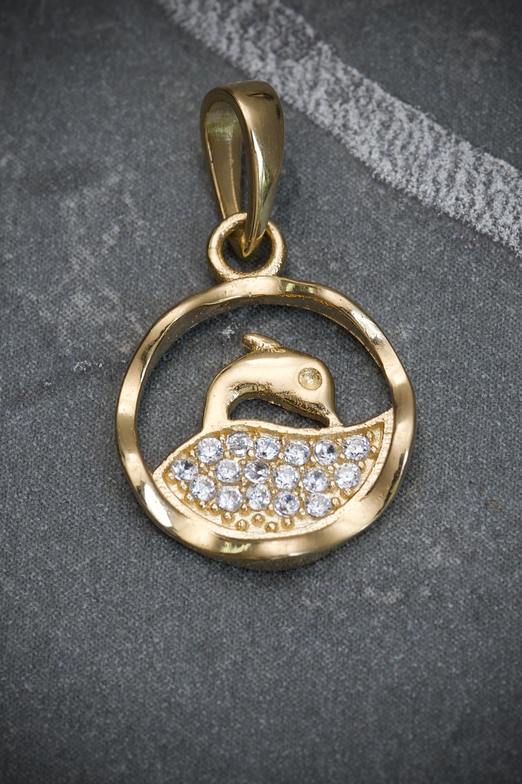 Dije Medalla De Delfin Con Swarovski Blanco 1.1gr / Largo 2.0cm / Oro Amarillo Nac M