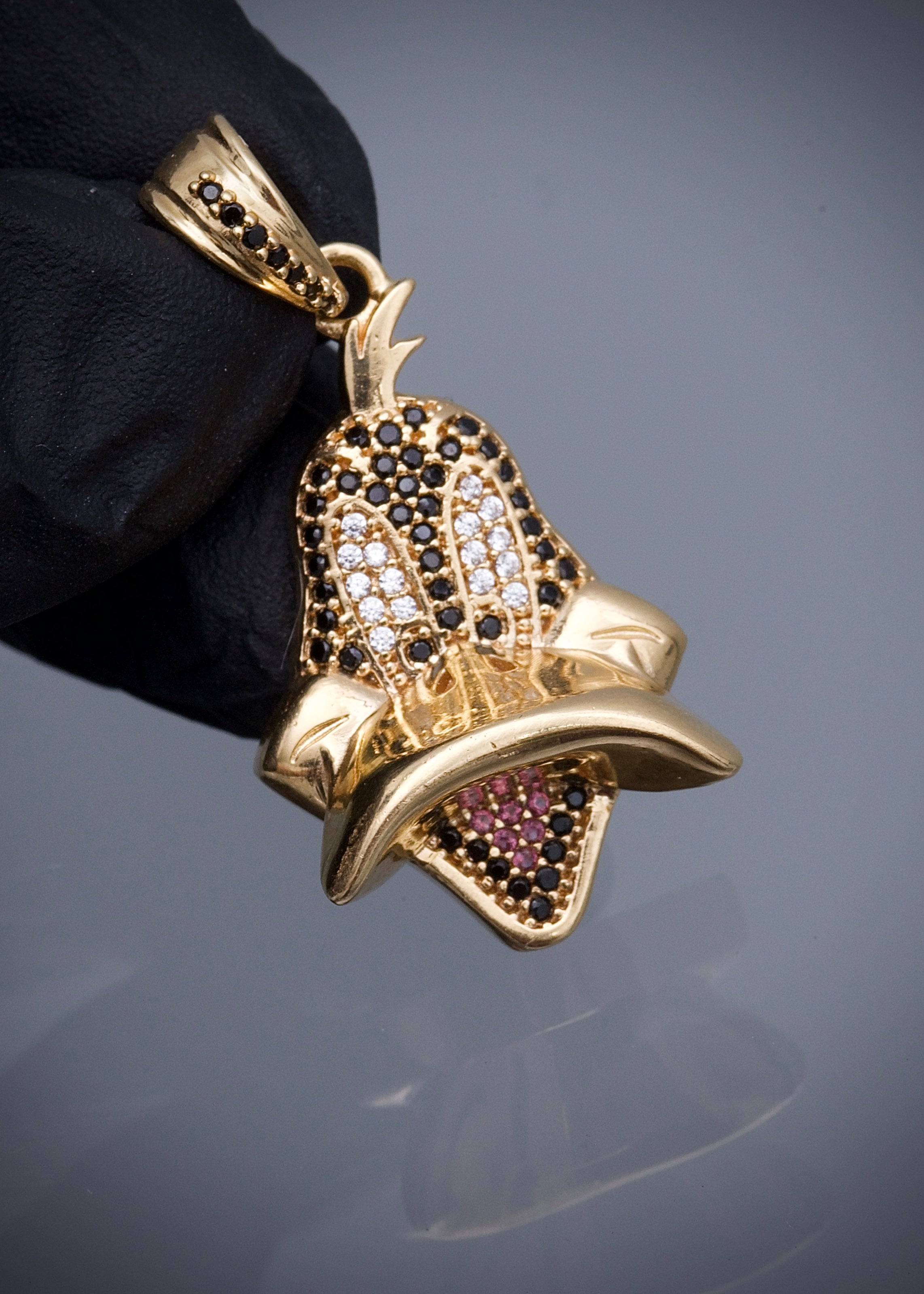 Dije pato lucas con swarovski multicolor 6.85gr / Largo 3.6cm / Oro Amarillo Nac B