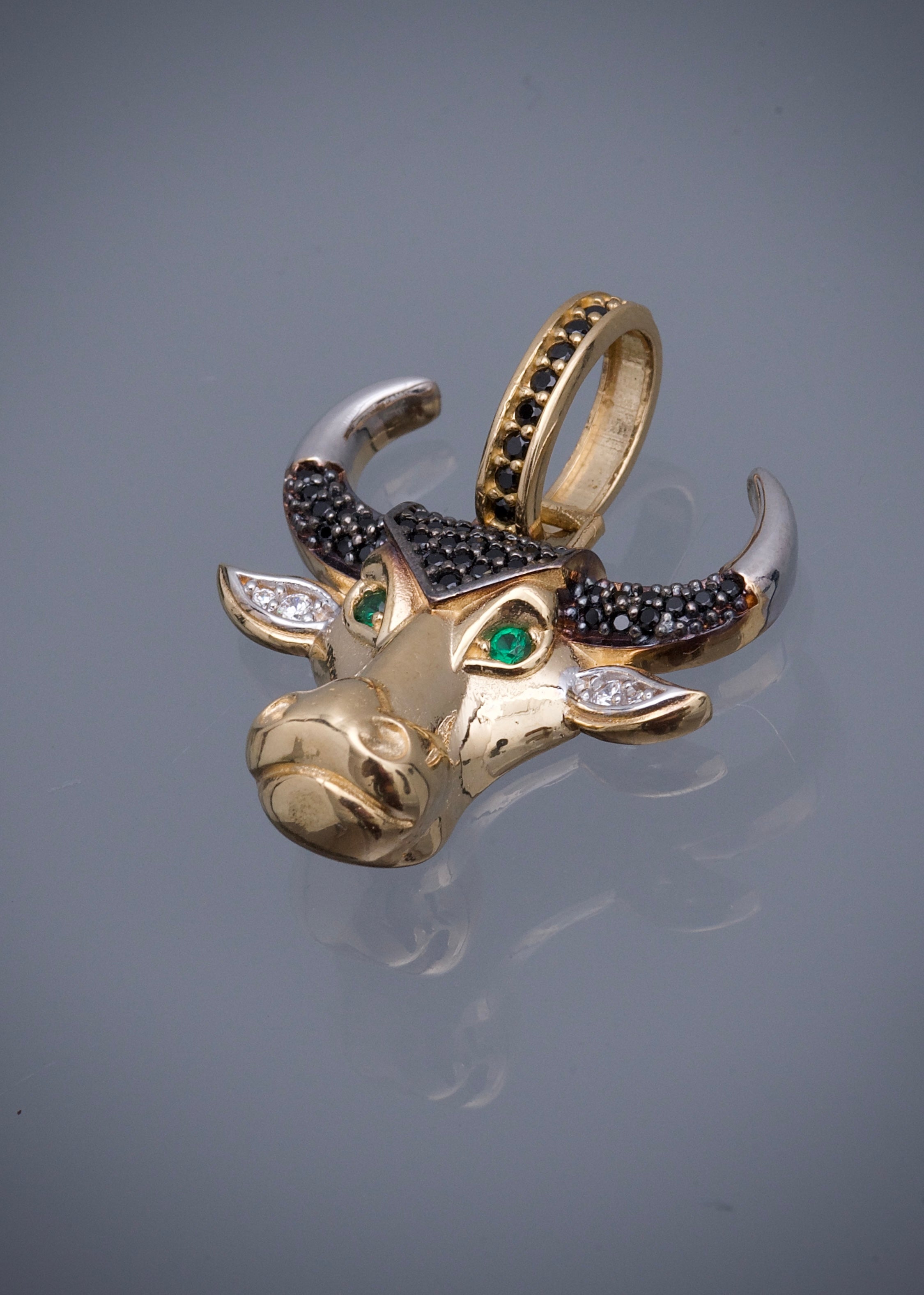 Dije toro con swarovski multicolor 5.55gr / Largo 3cm / Oro Amarillo Nac B