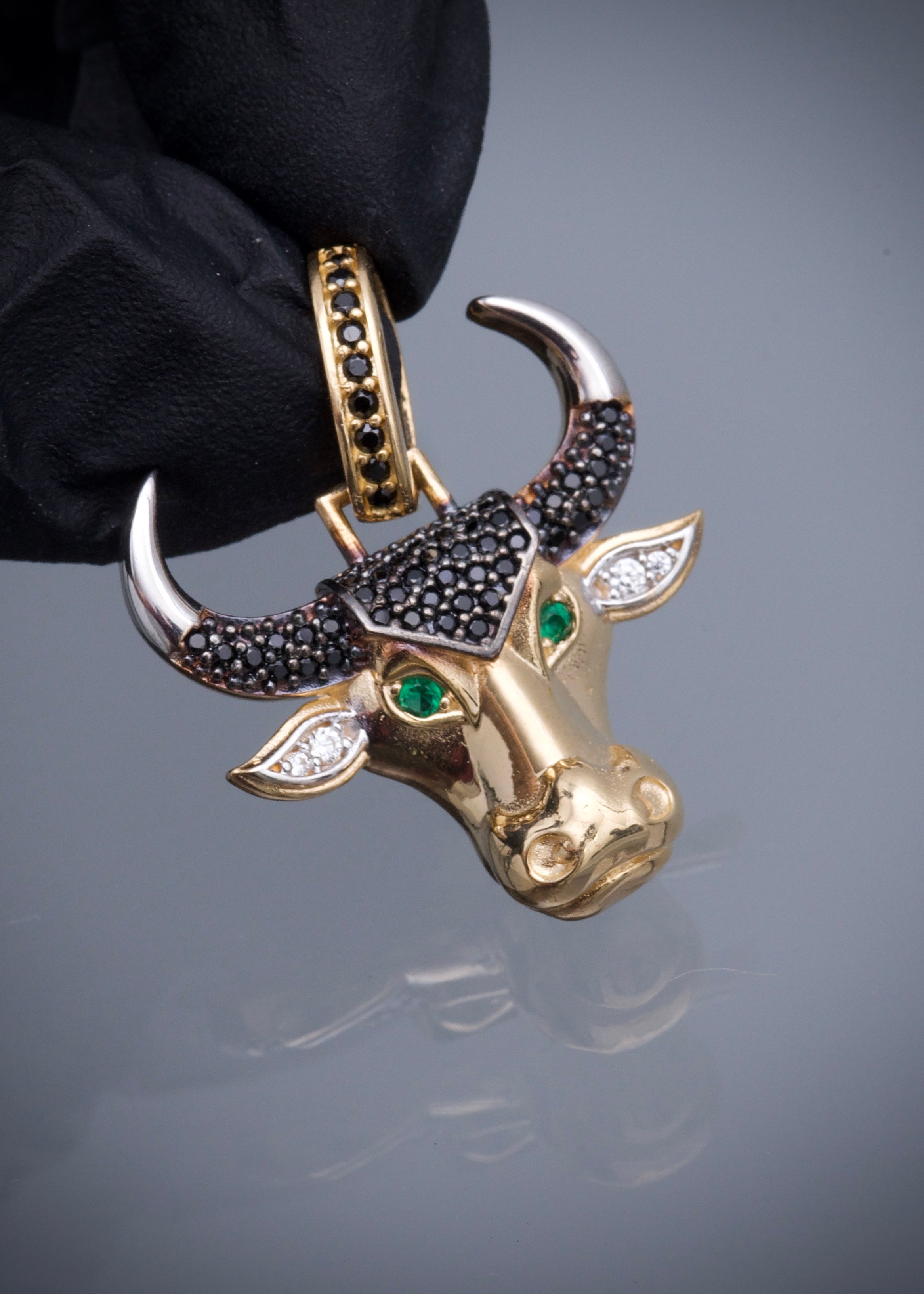 Dije toro con swarovski multicolor 5.55gr / Largo 3cm / Oro Amarillo Nac B