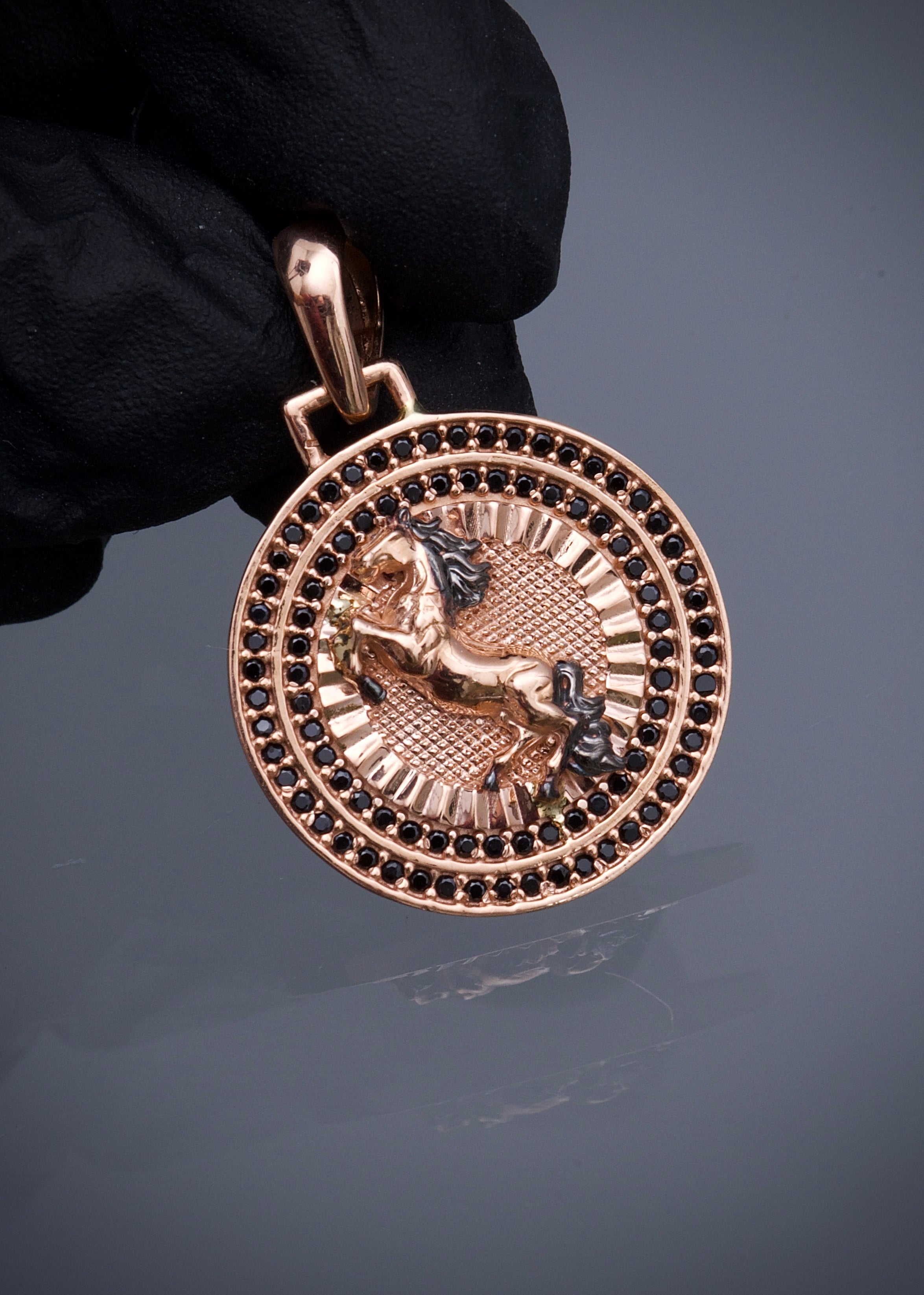 Dije medalla de caballo con swarovski negro 4.35gr / Largo 3.1cm / Oro Rosado Nac B