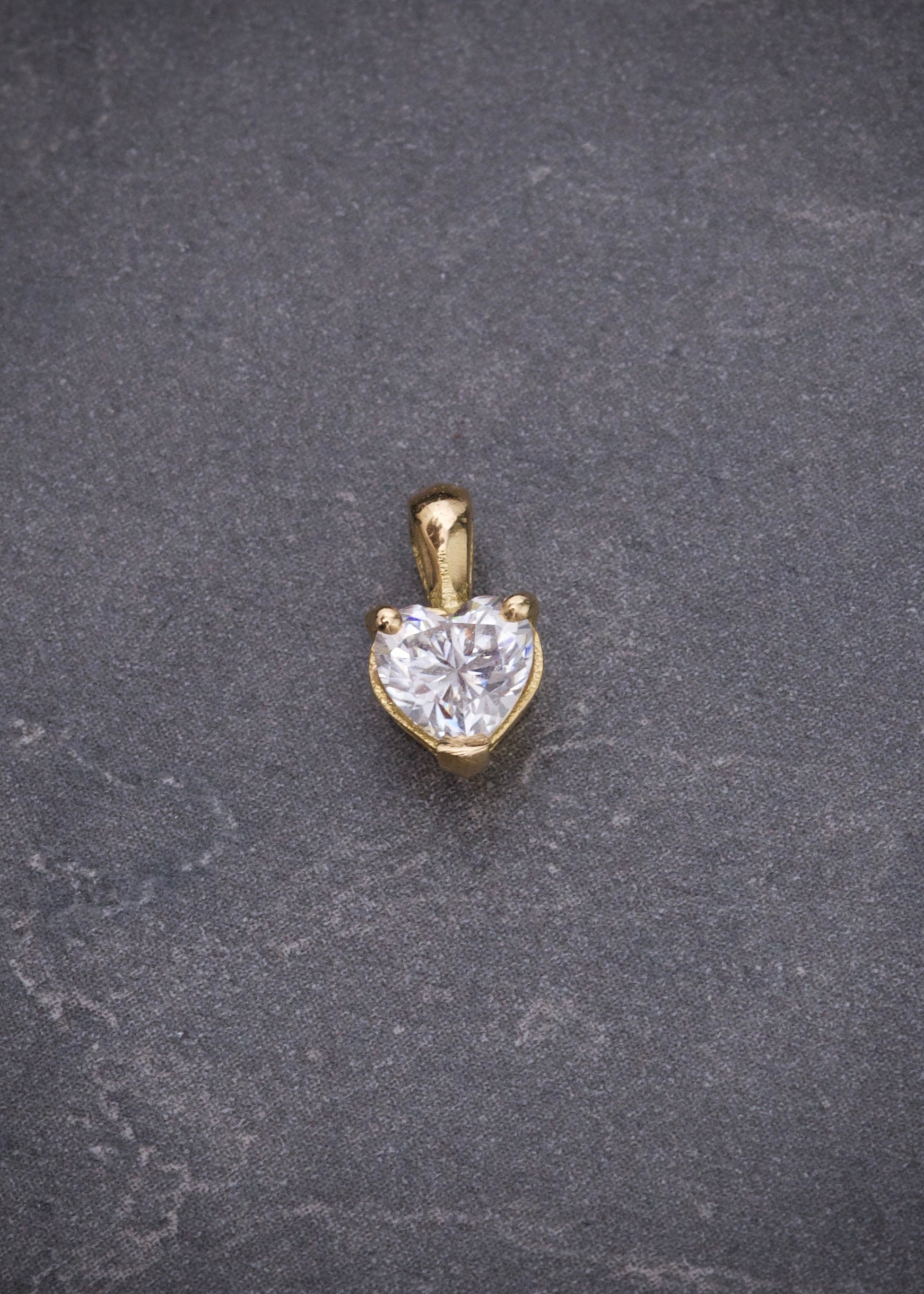 Dije corazon con 48pts de moissanita 0.7gr / Largo 1cm / Oro Amarillo (Joya) B