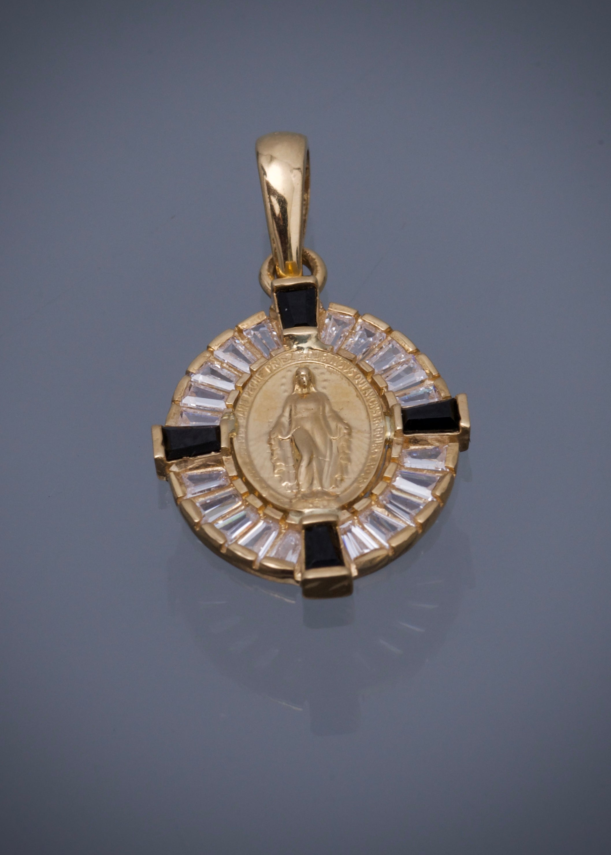 Dije virgen milagrosa con swarovski negro y blanco 2.6gr / Largo 2.7cm / Oro Amarillo Nac B