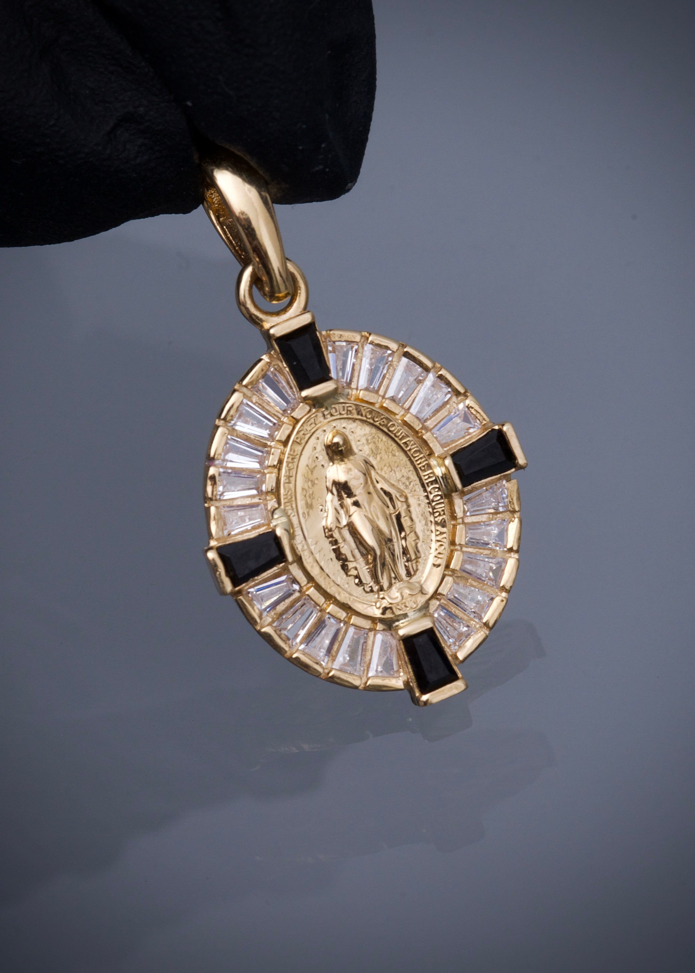 Dije virgen milagrosa con swarovski negro y blanco 2.6gr / Largo 2.7cm / Oro Amarillo Nac B
