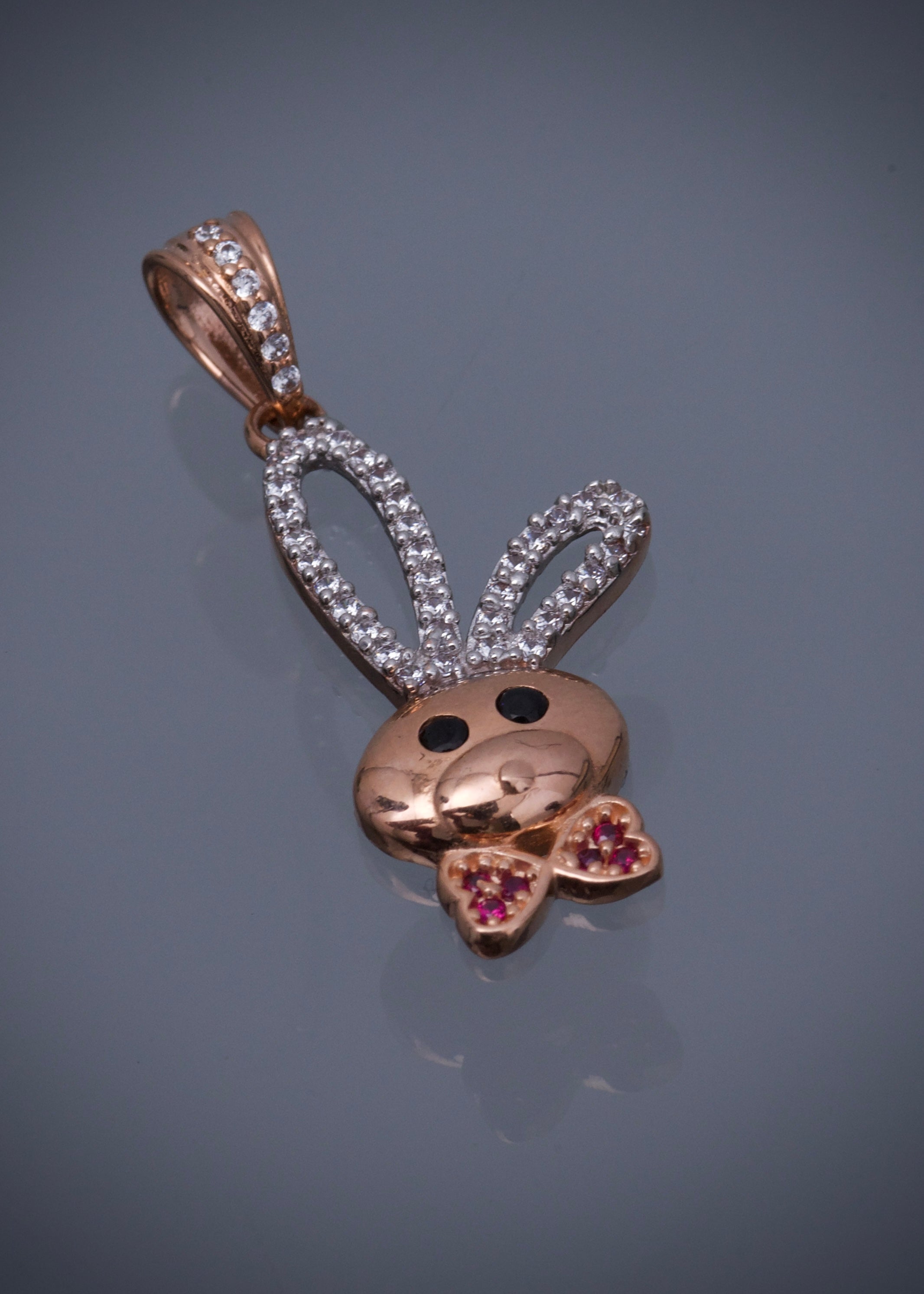 Dije conejo con swarovski fucsia y blanco 2.25gr / Largo 3.1cm / Oro Rosado Nac B