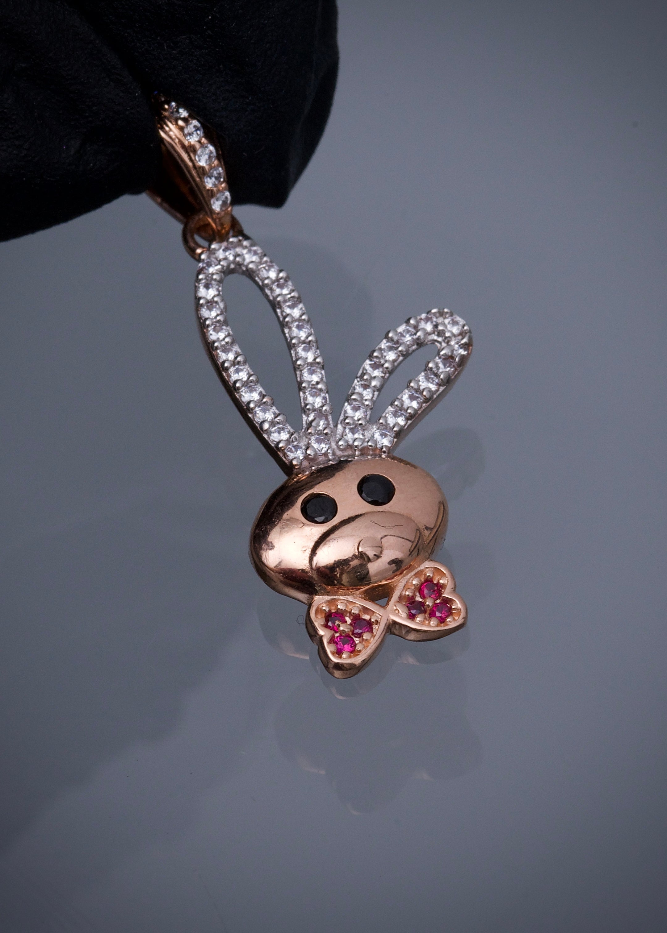 Dije conejo con swarovski fucsia y blanco 2.25gr / Largo 3.1cm / Oro Rosado Nac B