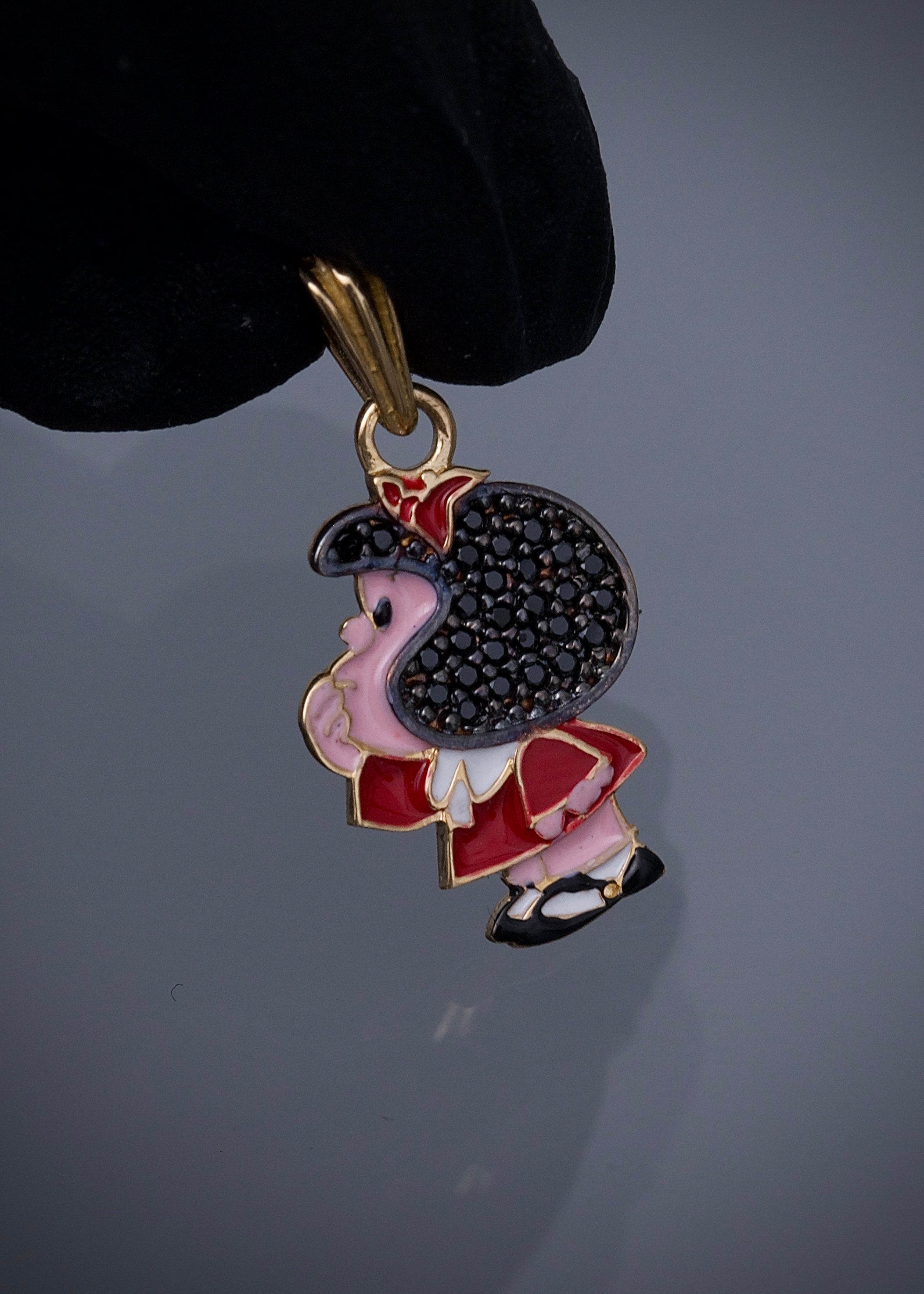 Dije mafalda con swarovski negro 1.6gr / Largo 2.4cm / Oro Amarillo Nac B